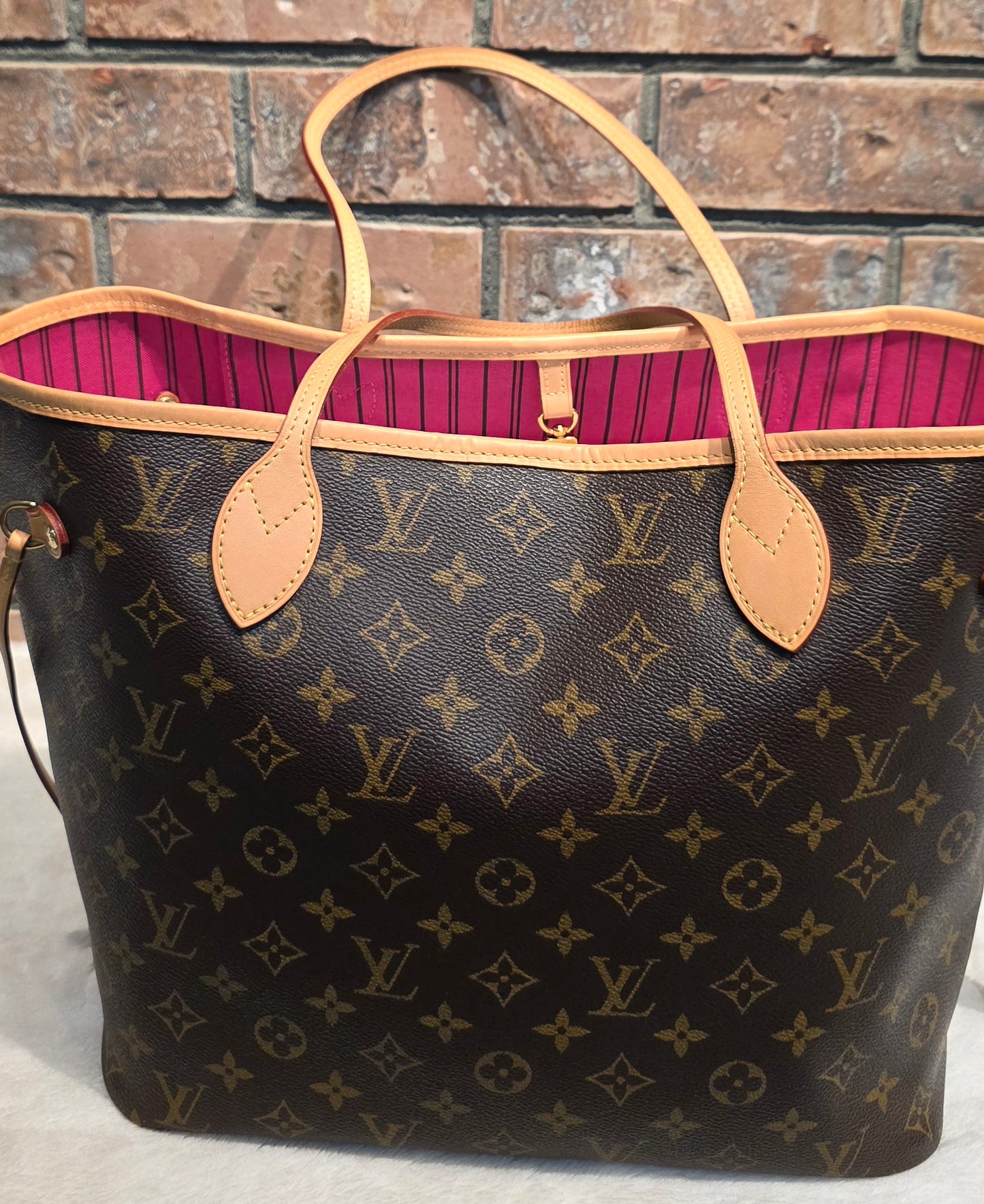 Authentic Louis Vuitton Neverfull MM (Pivoine Interior)