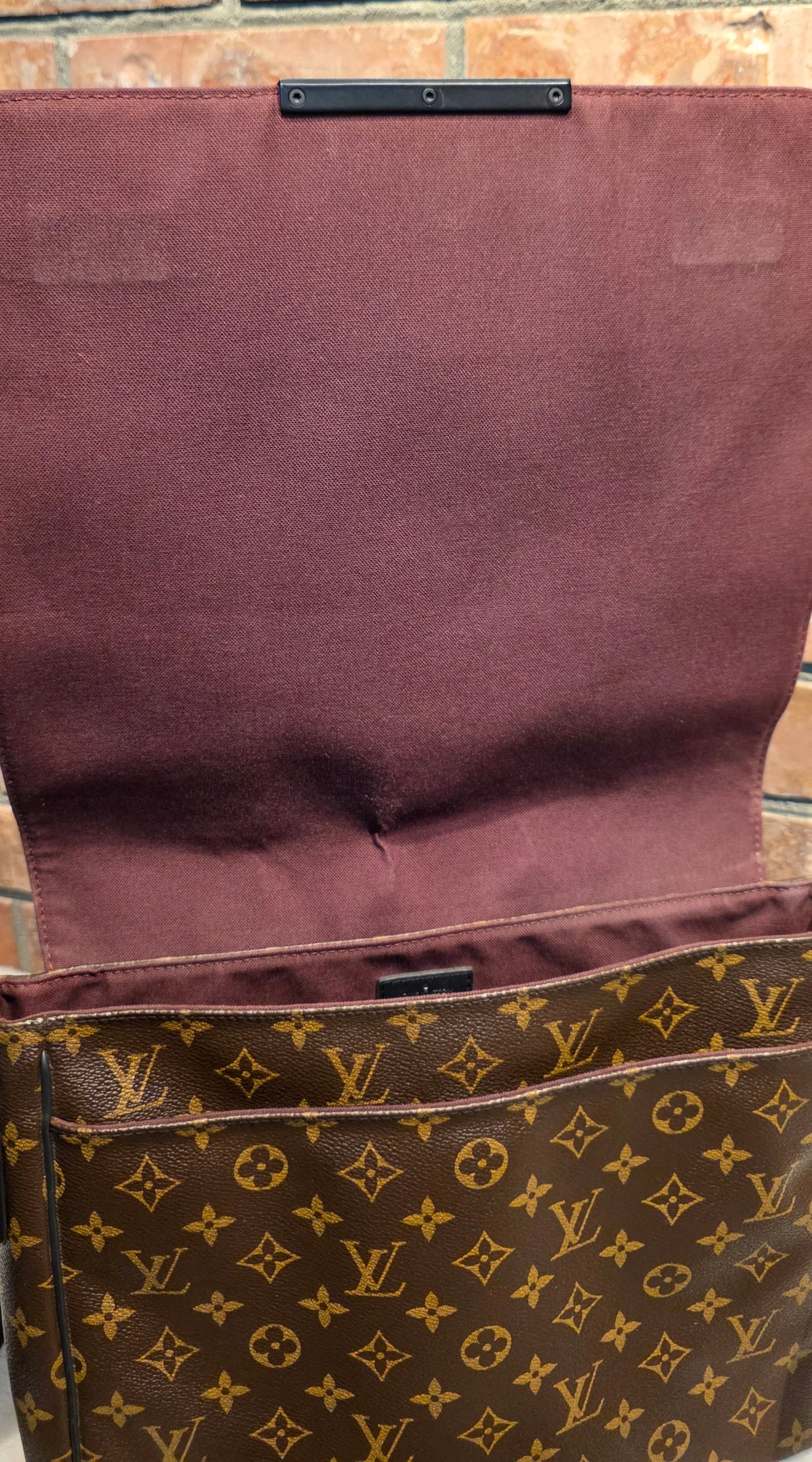 Authentic Louis Vuitton Monogram Macassar District MM