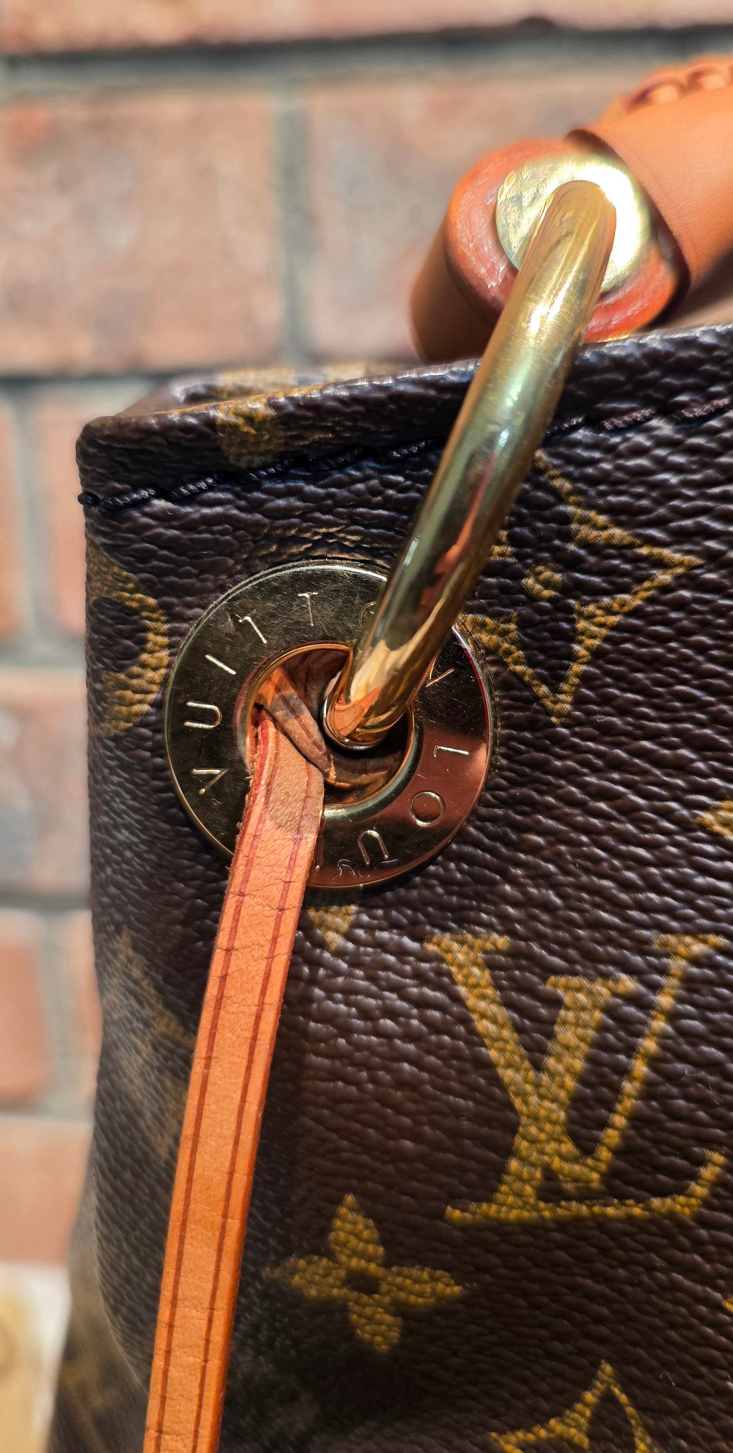 Authentic Louis Vuitton Artsy MM Monogram