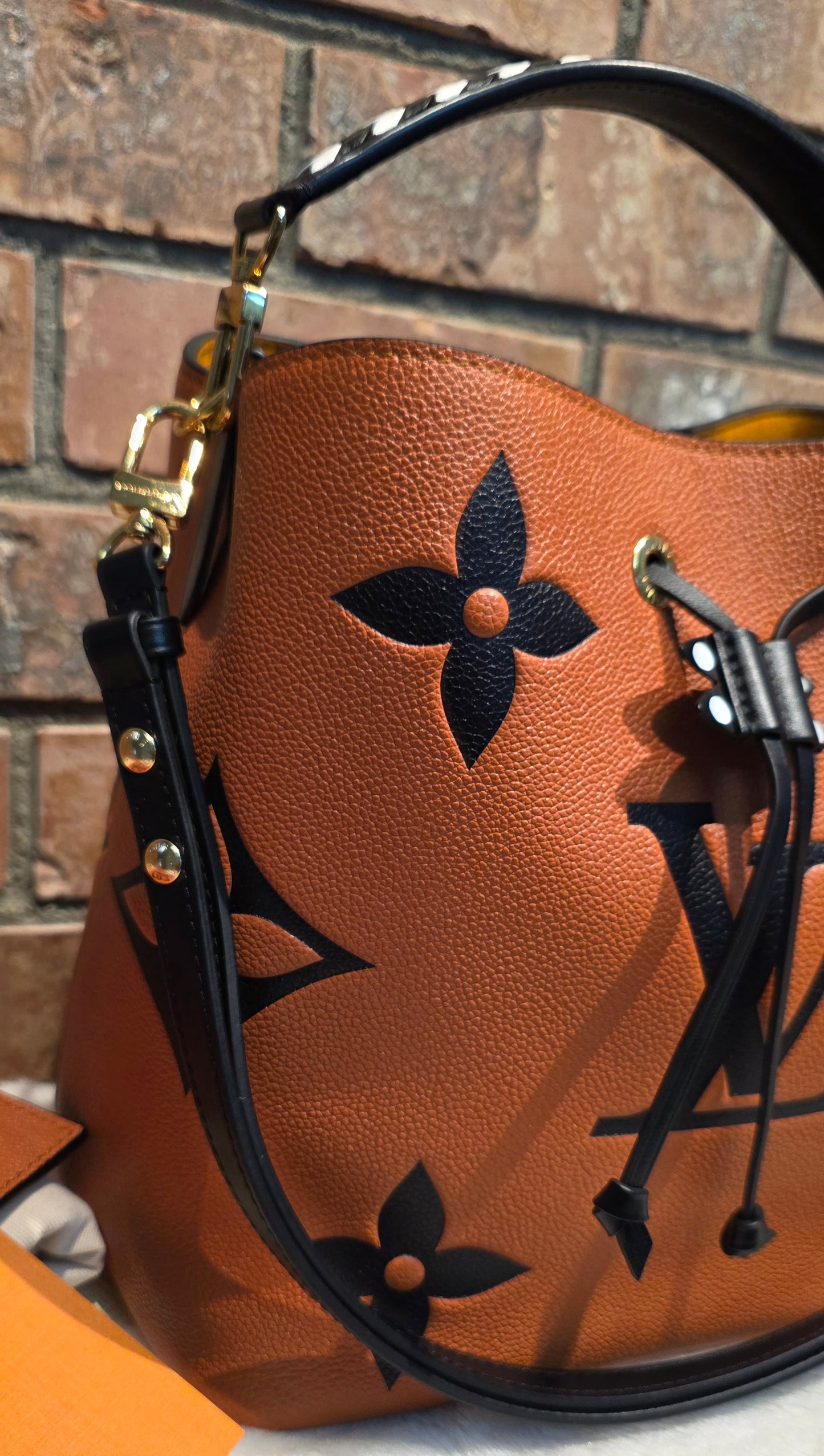 Authentic Louis Vuitton Crafty NeoNoe MM Giant Monogram in Caramel