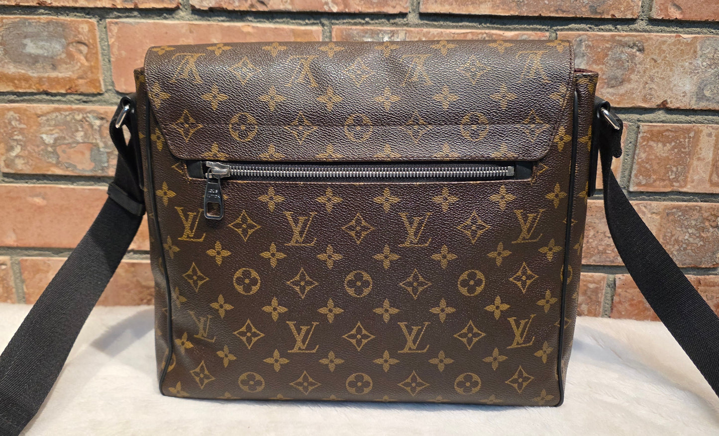 Authentic Louis Vuitton Monogram Macassar District MM