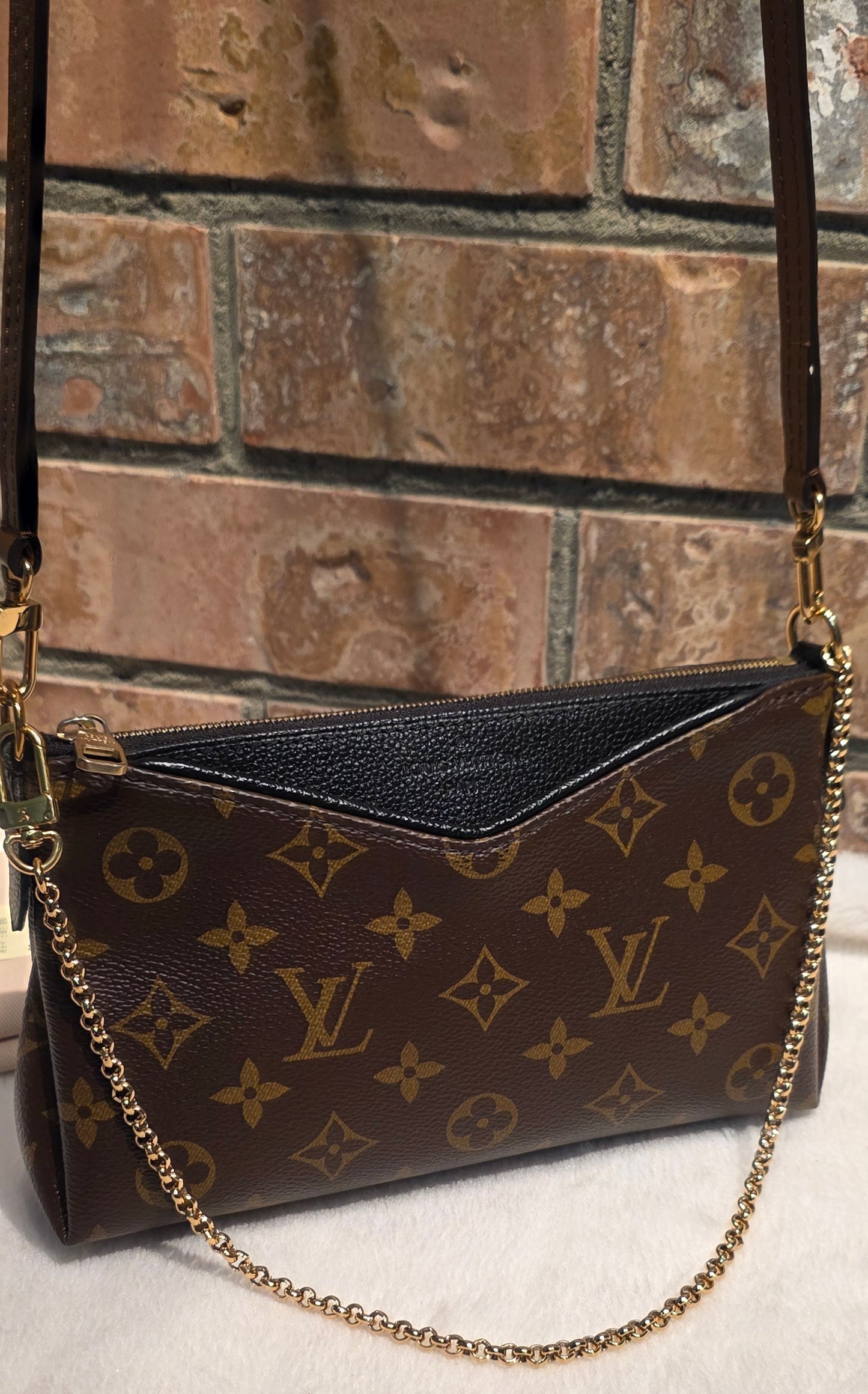Authentic Louis Vuitton Pallas Clutch Noir