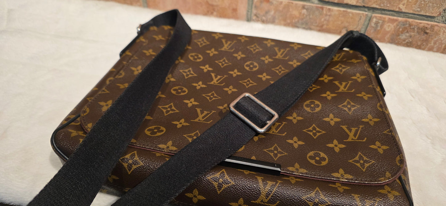 Authentic Louis Vuitton Monogram Macassar District MM