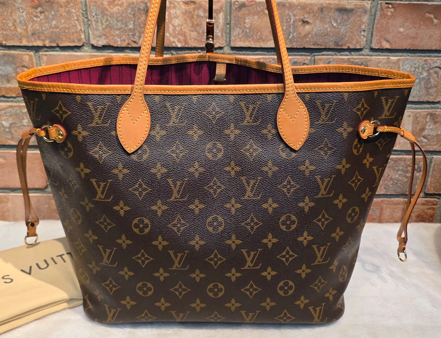 Authentic Neverfull MM Monogram Fuchsia Interior (BAG ONLY)