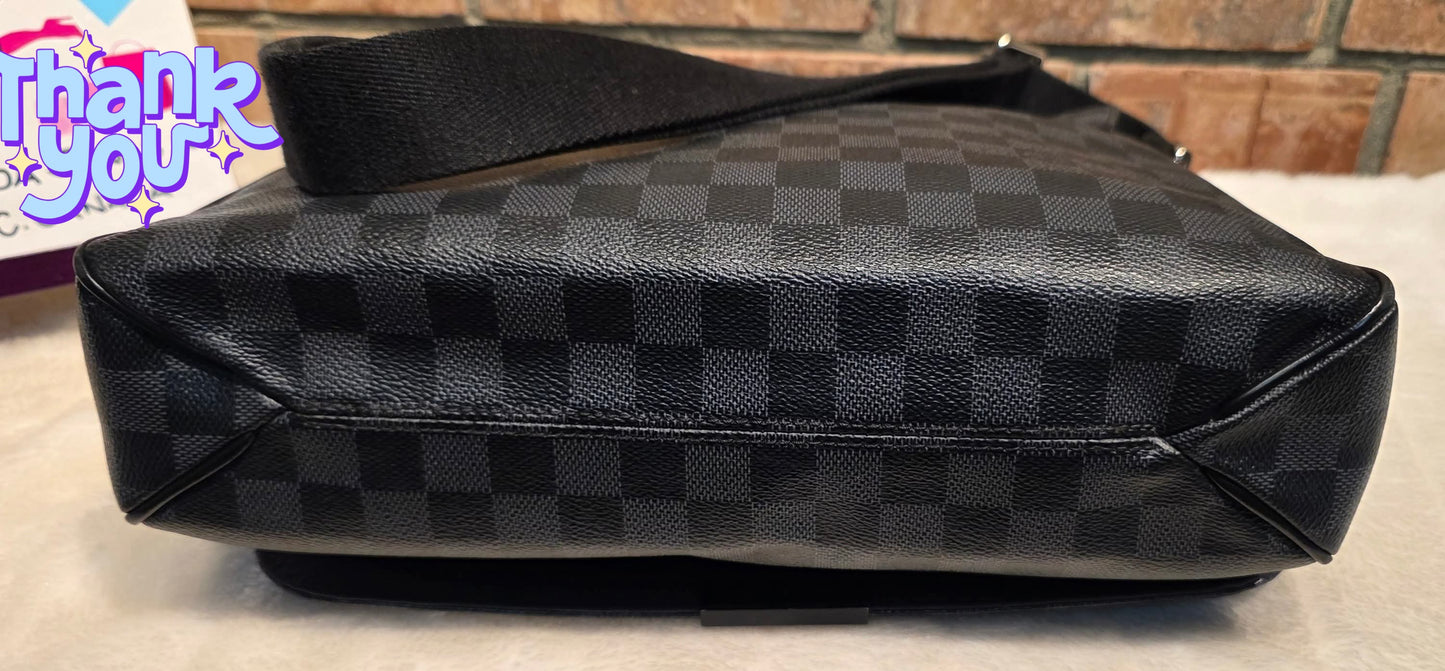 Authentic Louis Vuitton District MM