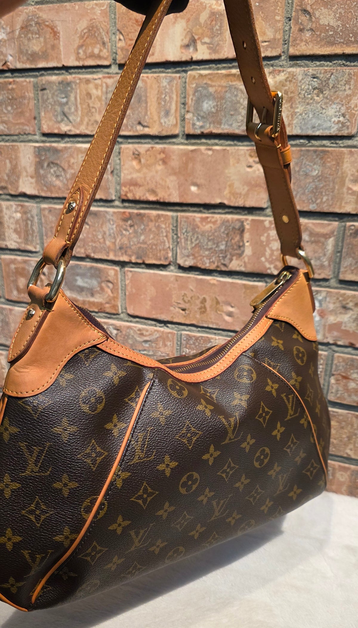 Authentic Louis Vuitton Thames GM Monogram