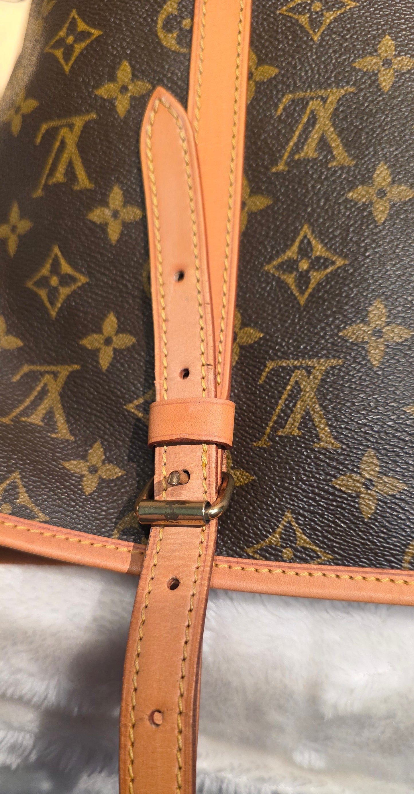 Authentic Louis Vuitton Bucket GM with Pouch