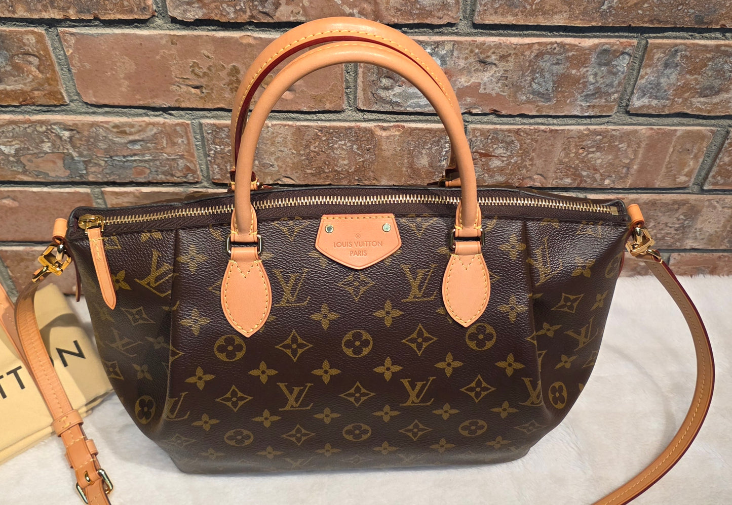 Authentic Louis Vuitton Turenne MM (SR2156)