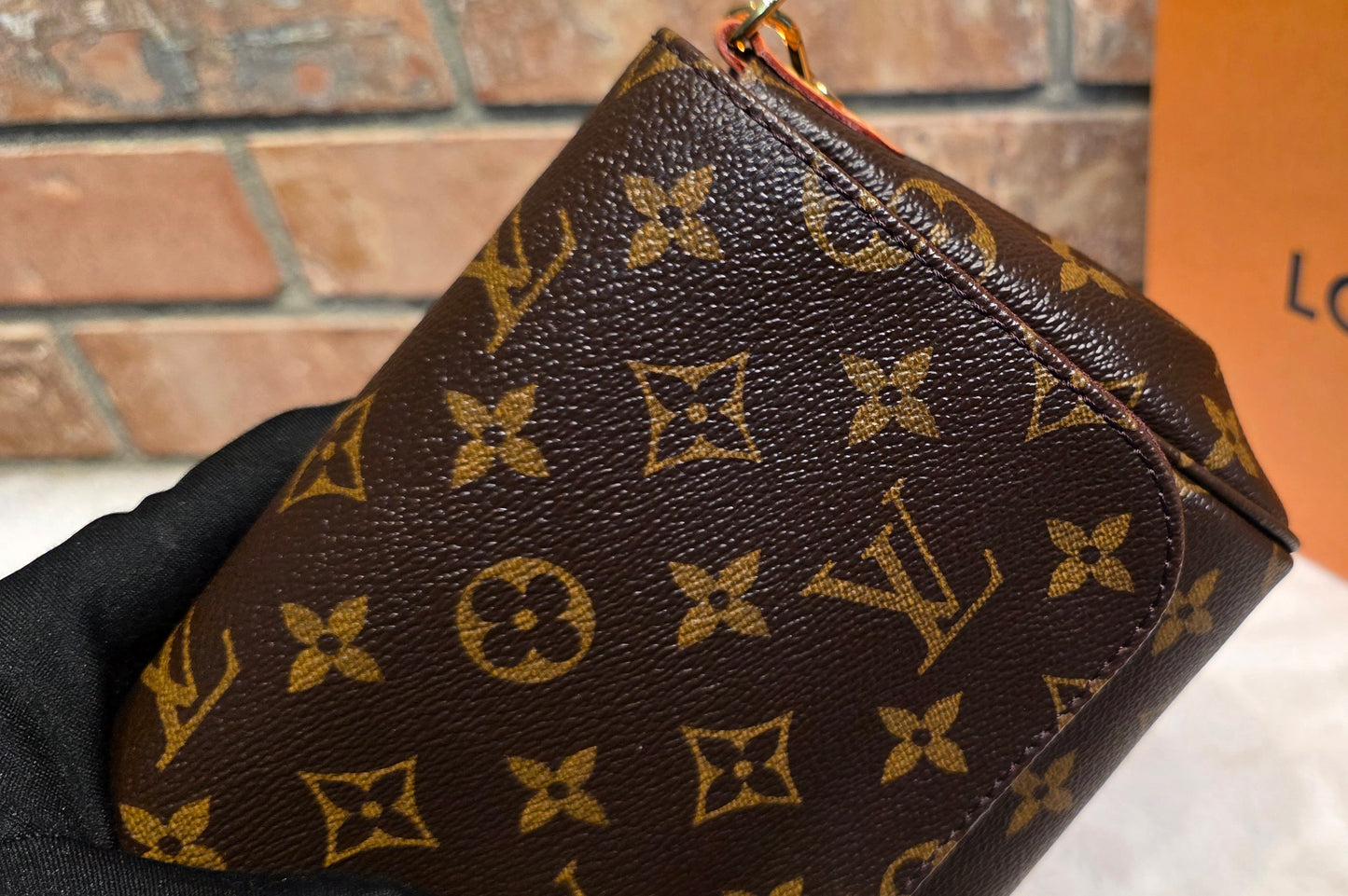 Authentic Louis Vuitton Favorite MM Monogram (SA4149)