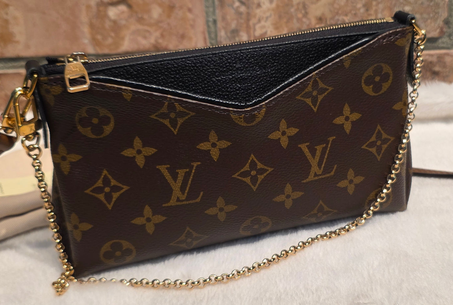Authentic Louis Vuitton Pallas Clutch Noir