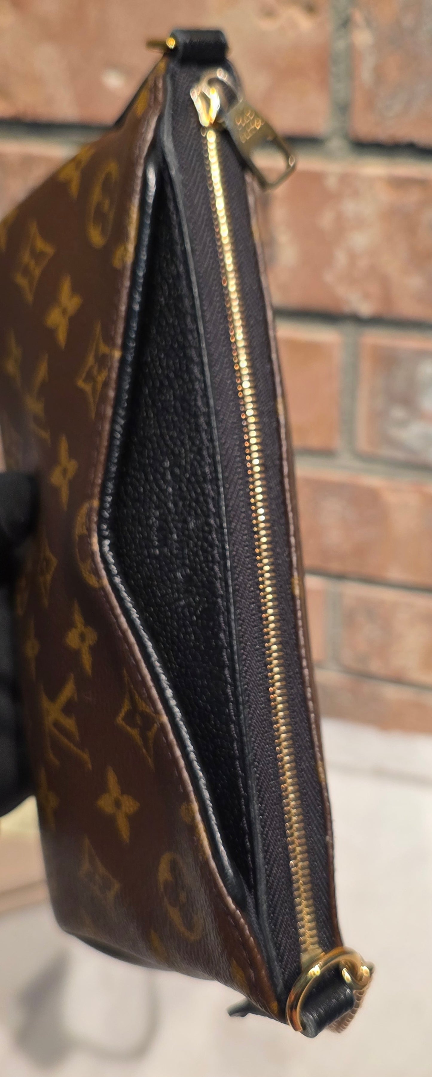 Authentic Louis Vuitton Pallas Clutch Noir