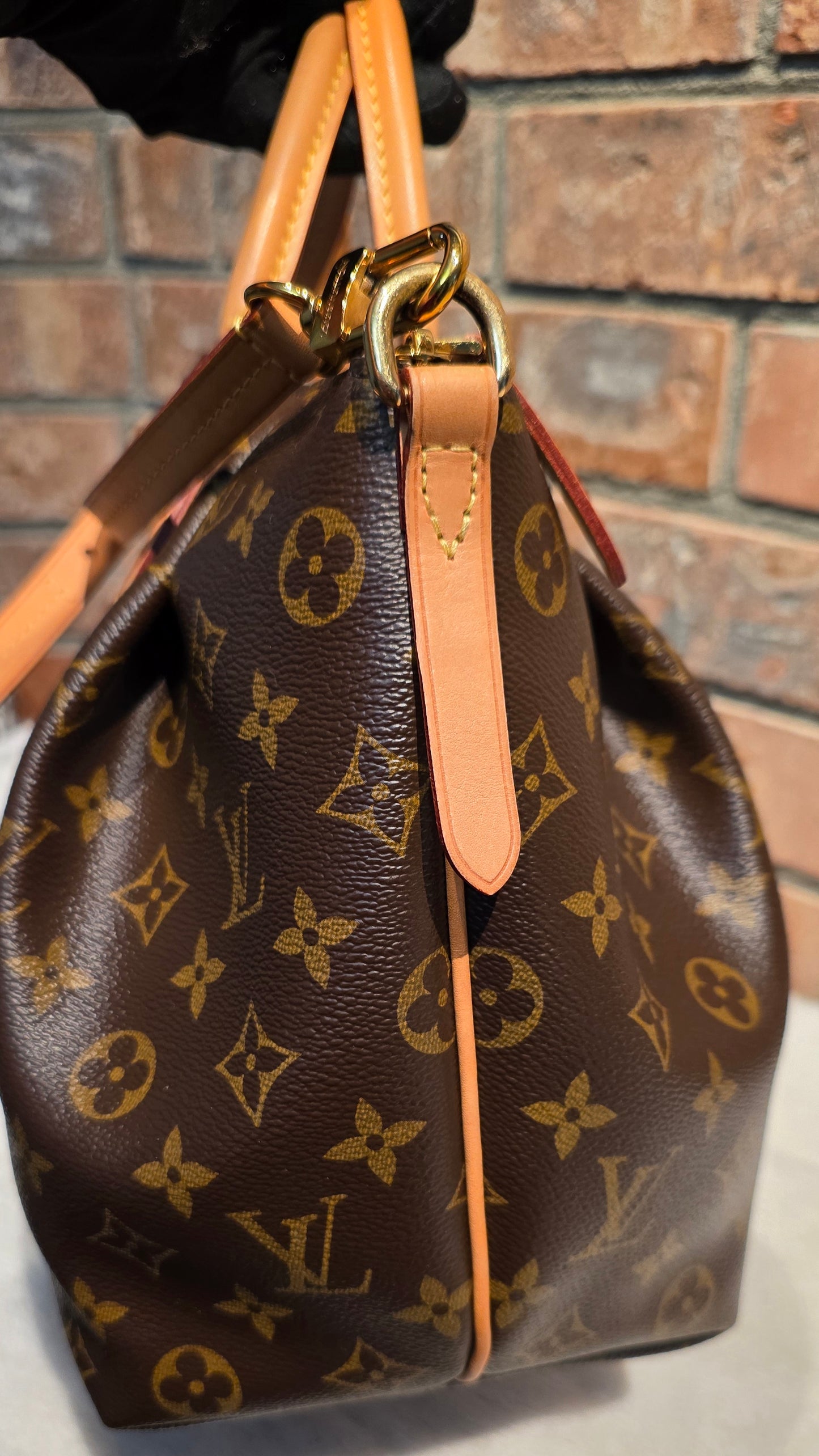 Authentic Louis Vuitton Turenne MM (SR2156)
