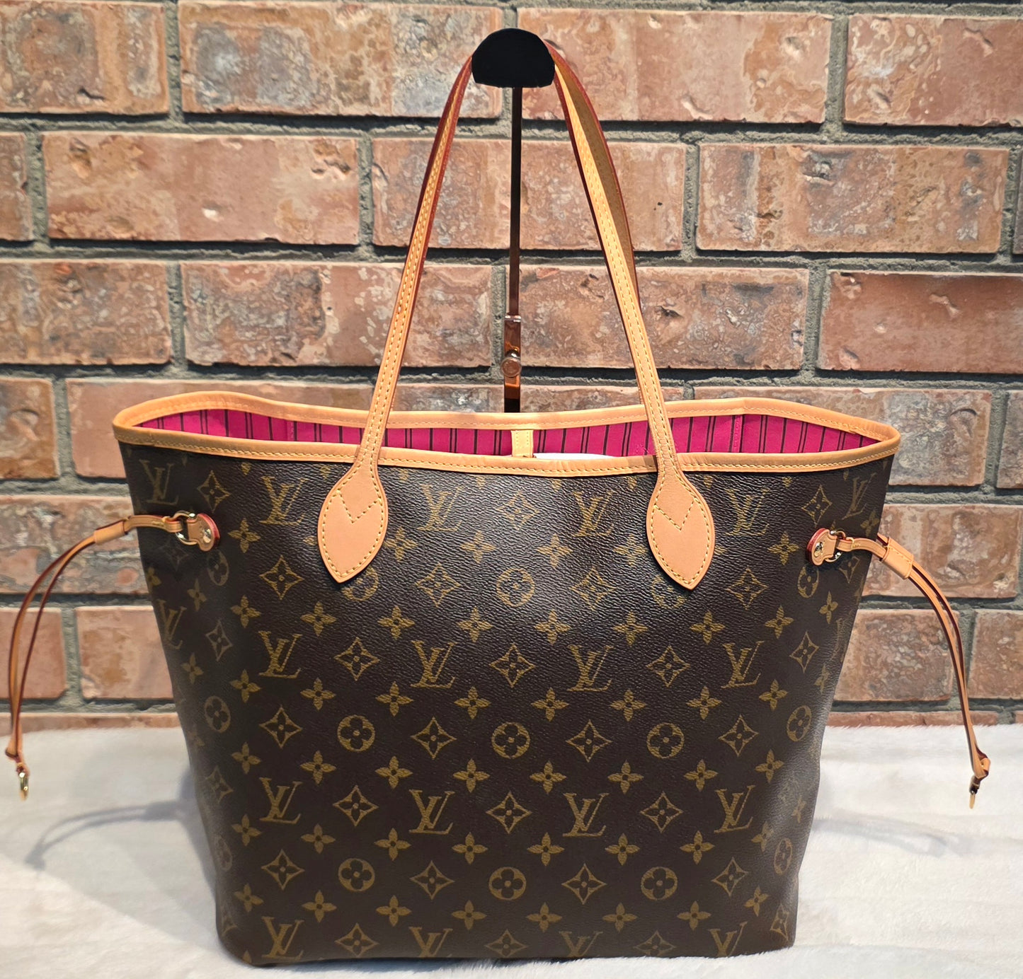 Authentic Louis Vuitton Neverfull MM (Pivoine Interior)