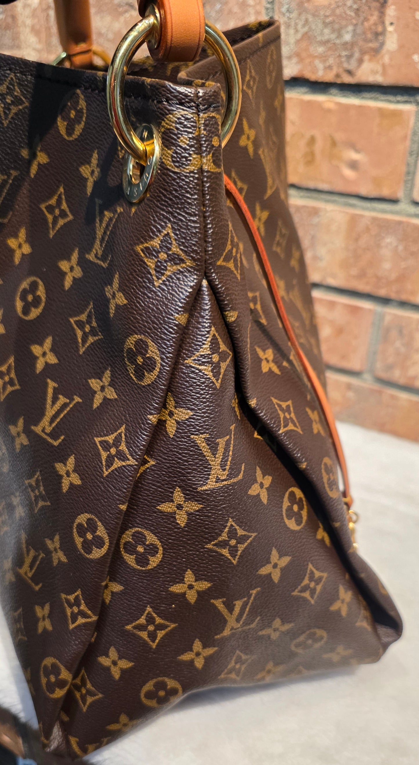 Authentic Louis Vuitton Artsy MM Monogram