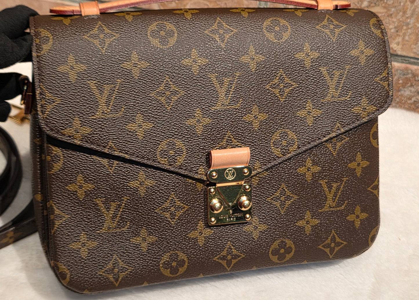 Authentic Louis Vuitton Pochette Metis Monogram
