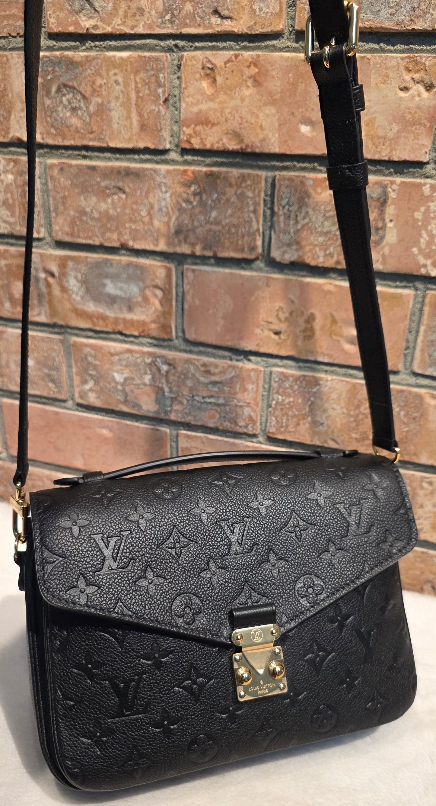 Authentic Louis Vuitton Pochette Metis Empreinte Noir