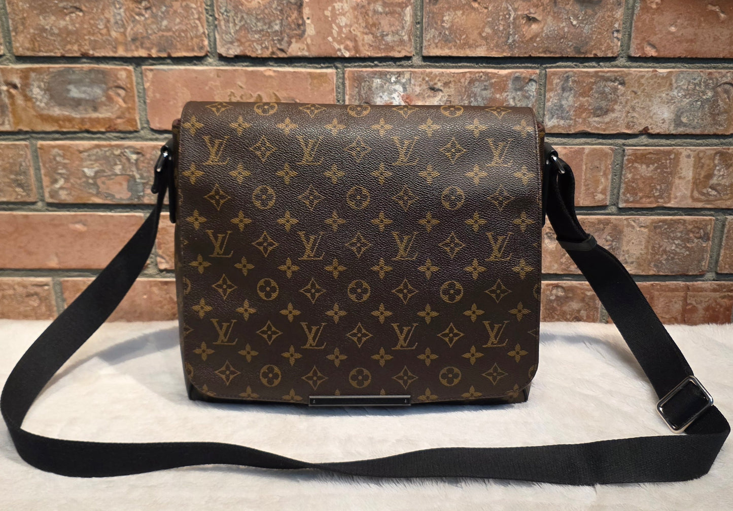 Authentic Louis Vuitton Monogram Macassar District MM
