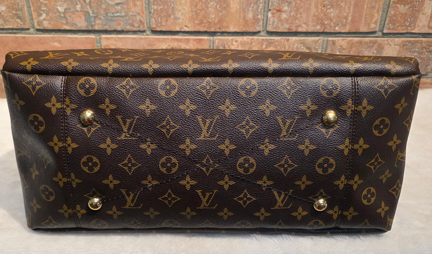 Authentic Louis Vuitton Artsy MM Monogram