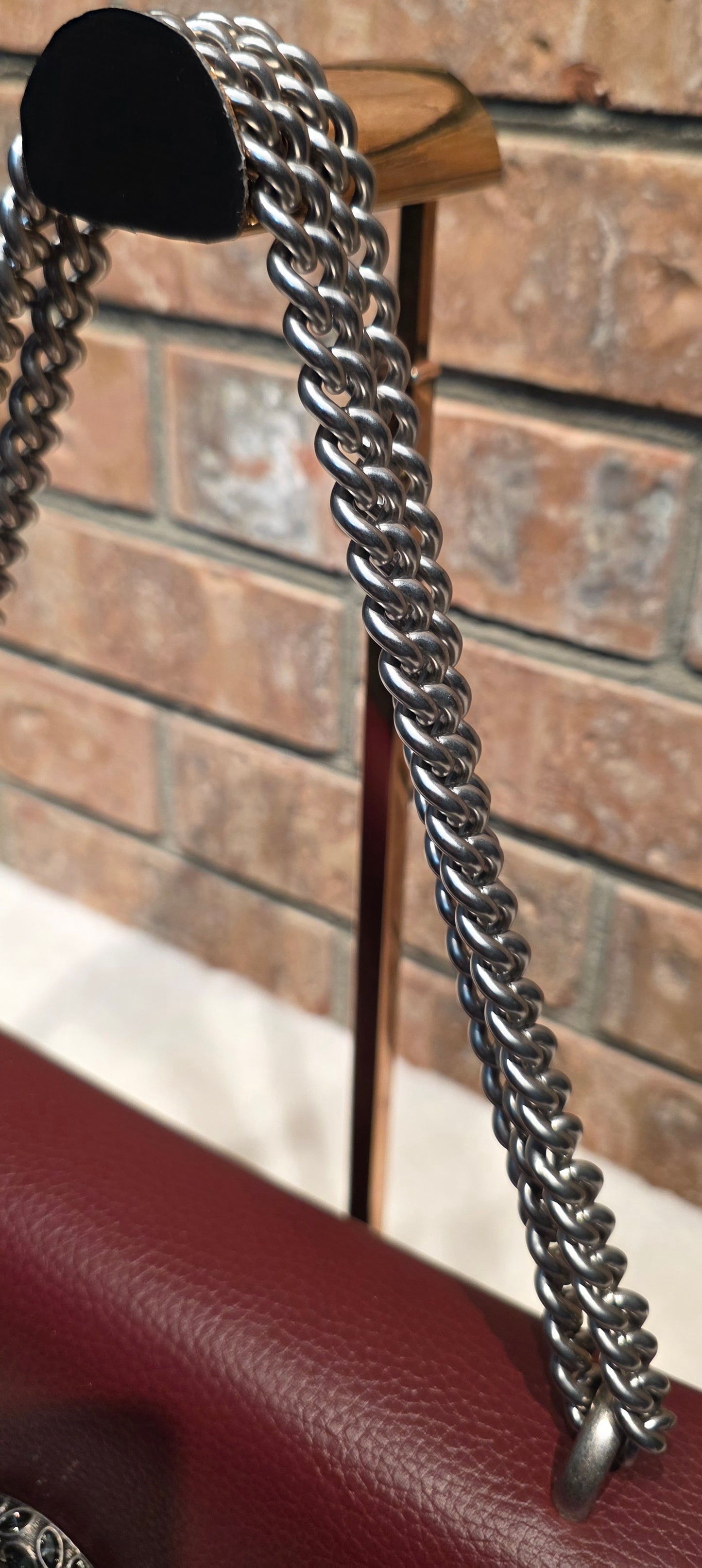 Authentic Gucci Dionysus Shoulder Bag in Burgundy