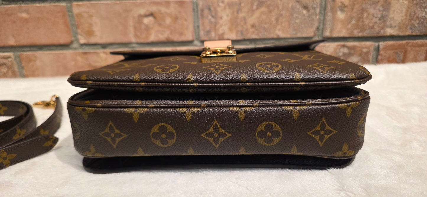 Authentic Louis Vuitton Pochette Metis Monogram