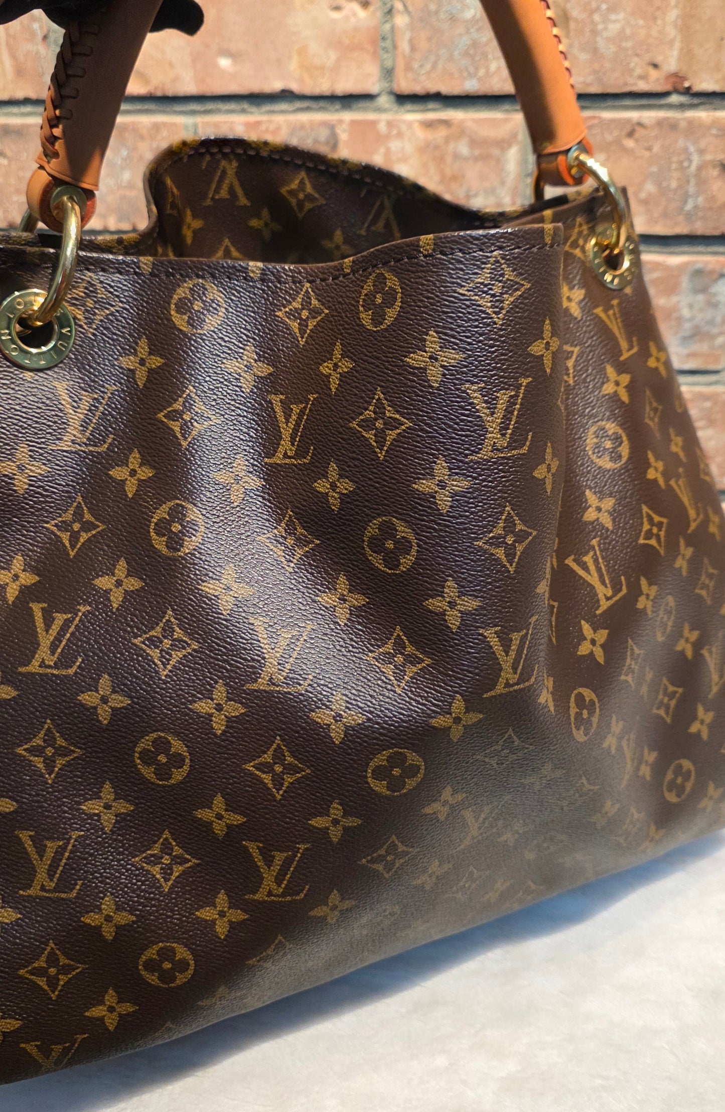 Authentic Louis Vuitton Artsy MM Monogram