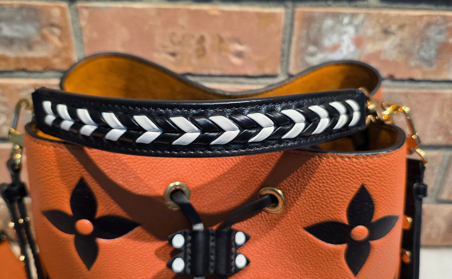 Authentic Louis Vuitton Crafty NeoNoe MM Giant Monogram in Caramel