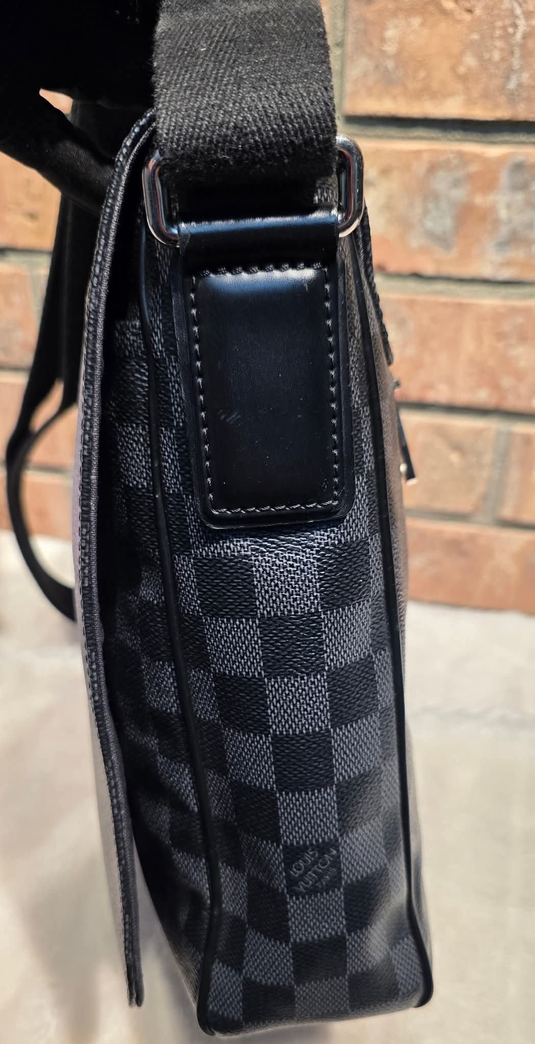 Authentic Louis Vuitton District MM