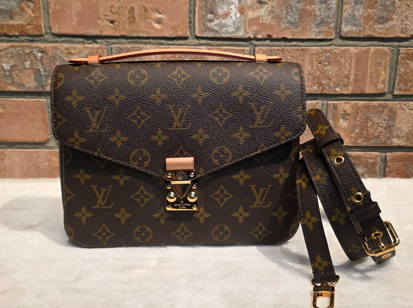 Authentic Louis Vuitton Pochette Metis Monogram