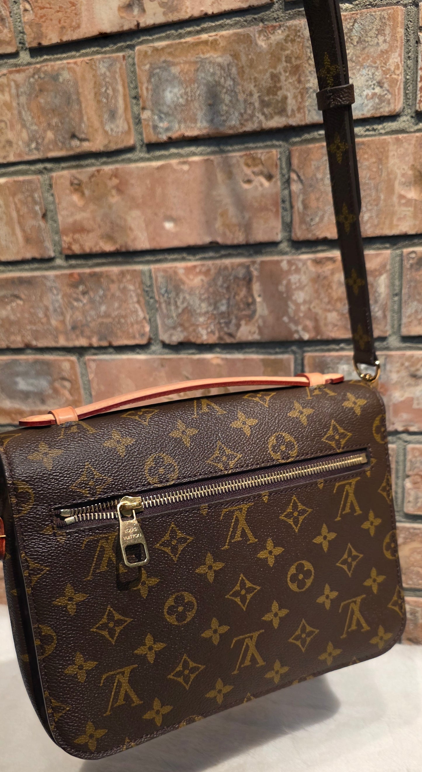 Authentic Louis Vuitton Pochette Metis Monogram