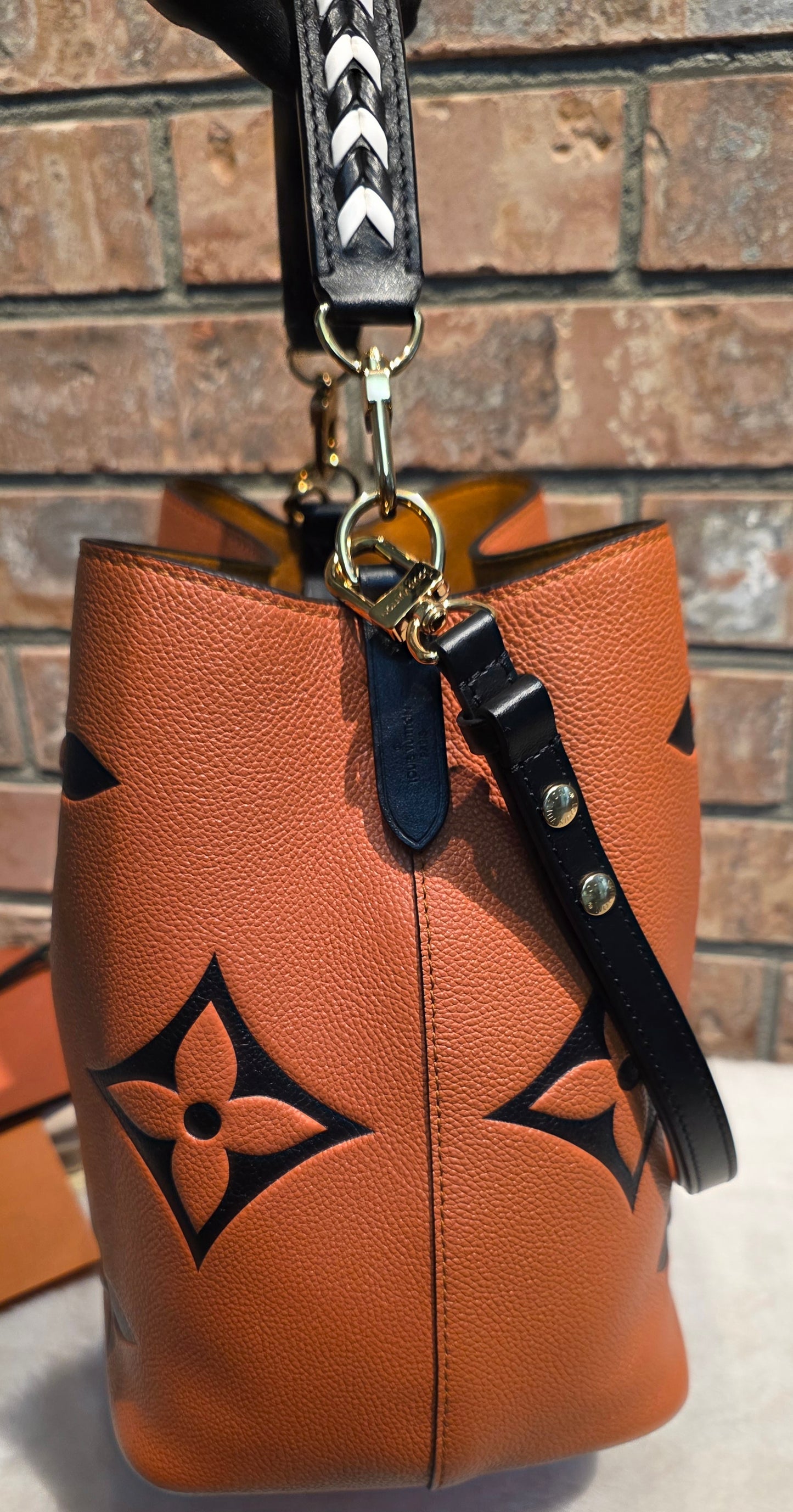 Authentic Louis Vuitton Crafty NeoNoe MM Giant Monogram in Caramel