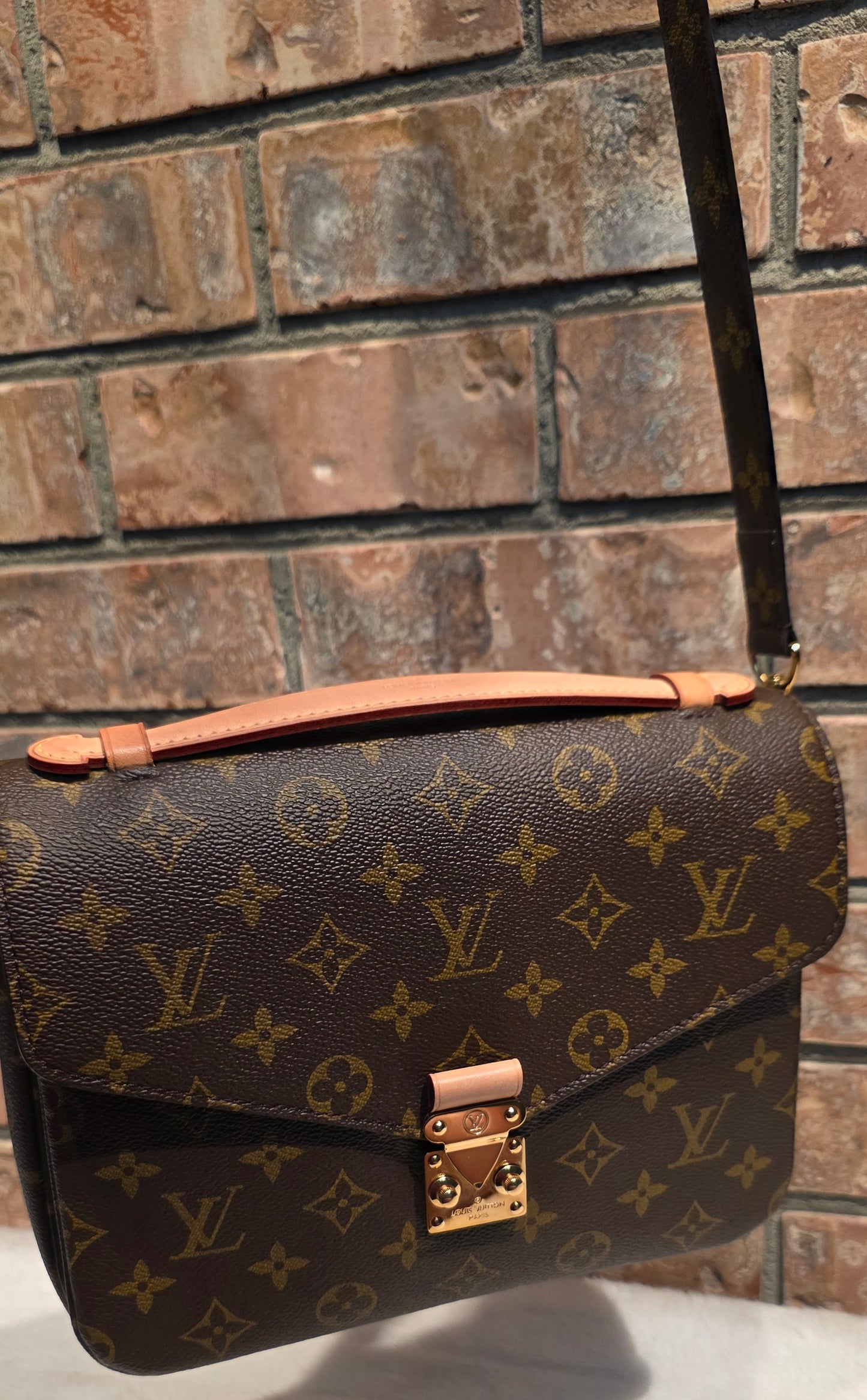 Authentic Louis Vuitton Pochette Metis Monogram