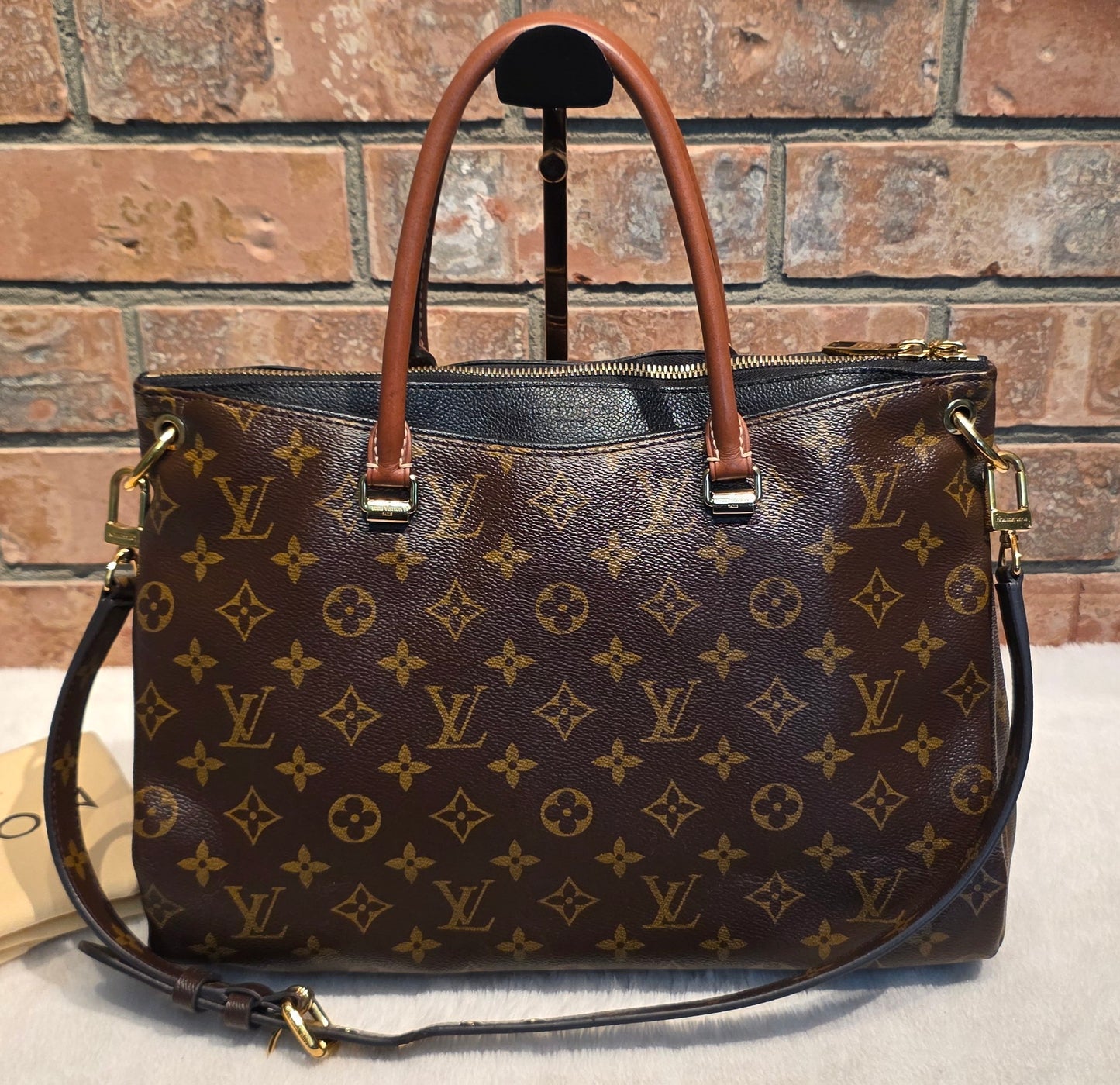Authentic Louis Vuitton Pallas MM Noir