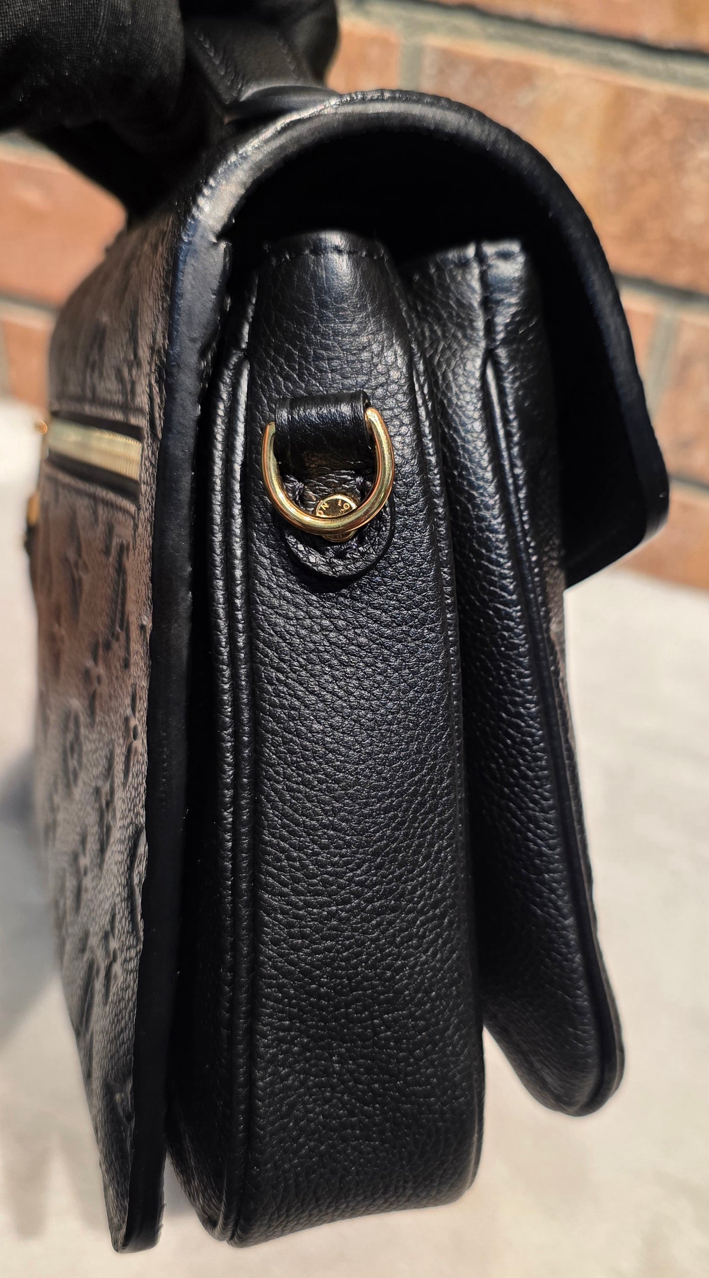Authentic Louis Vuitton Pochette Metis Empreinte Noir