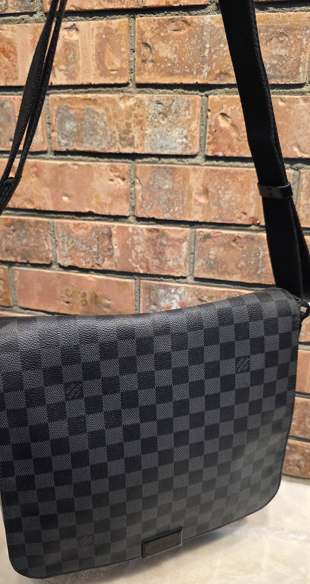 Authentic Louis Vuitton District MM