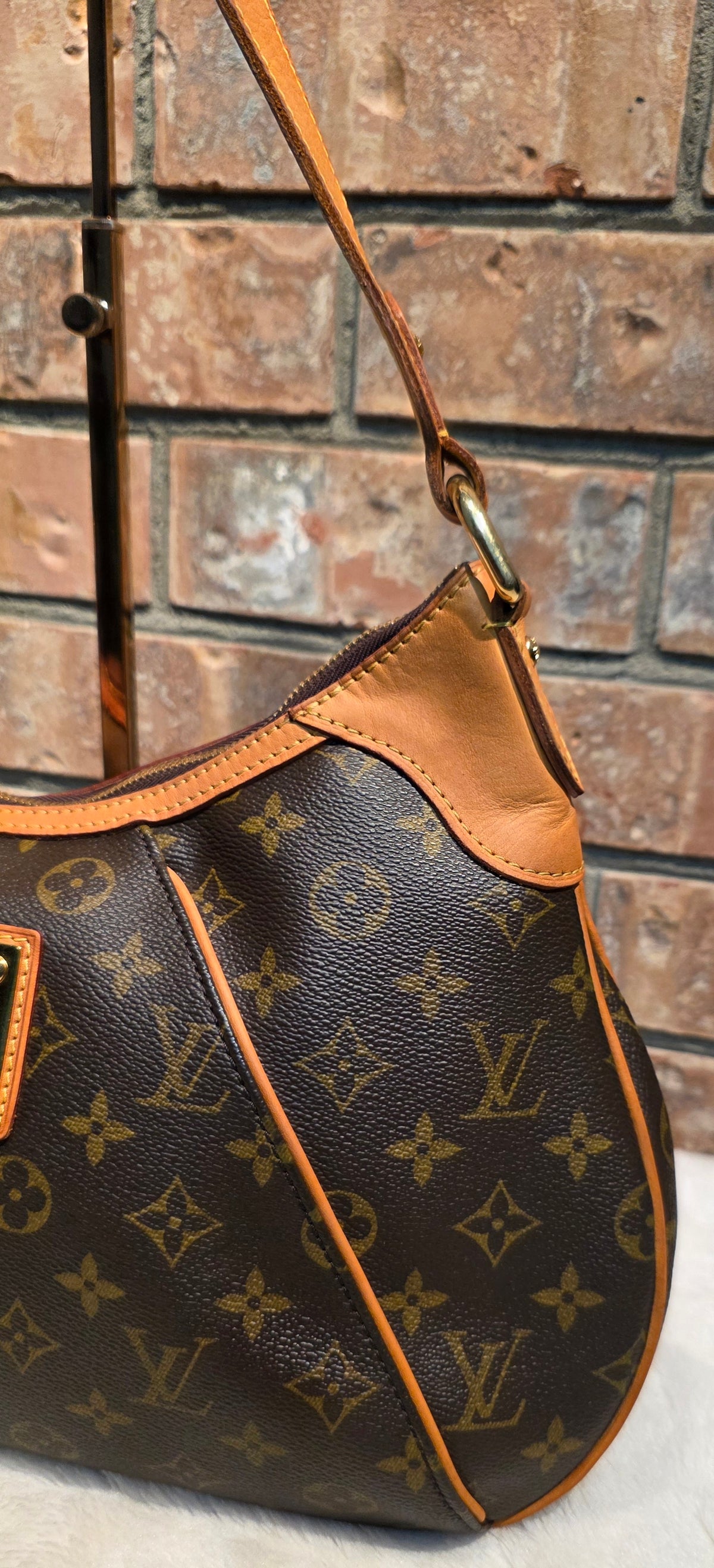 Authentic Louis Vuitton Thames GM Monogram