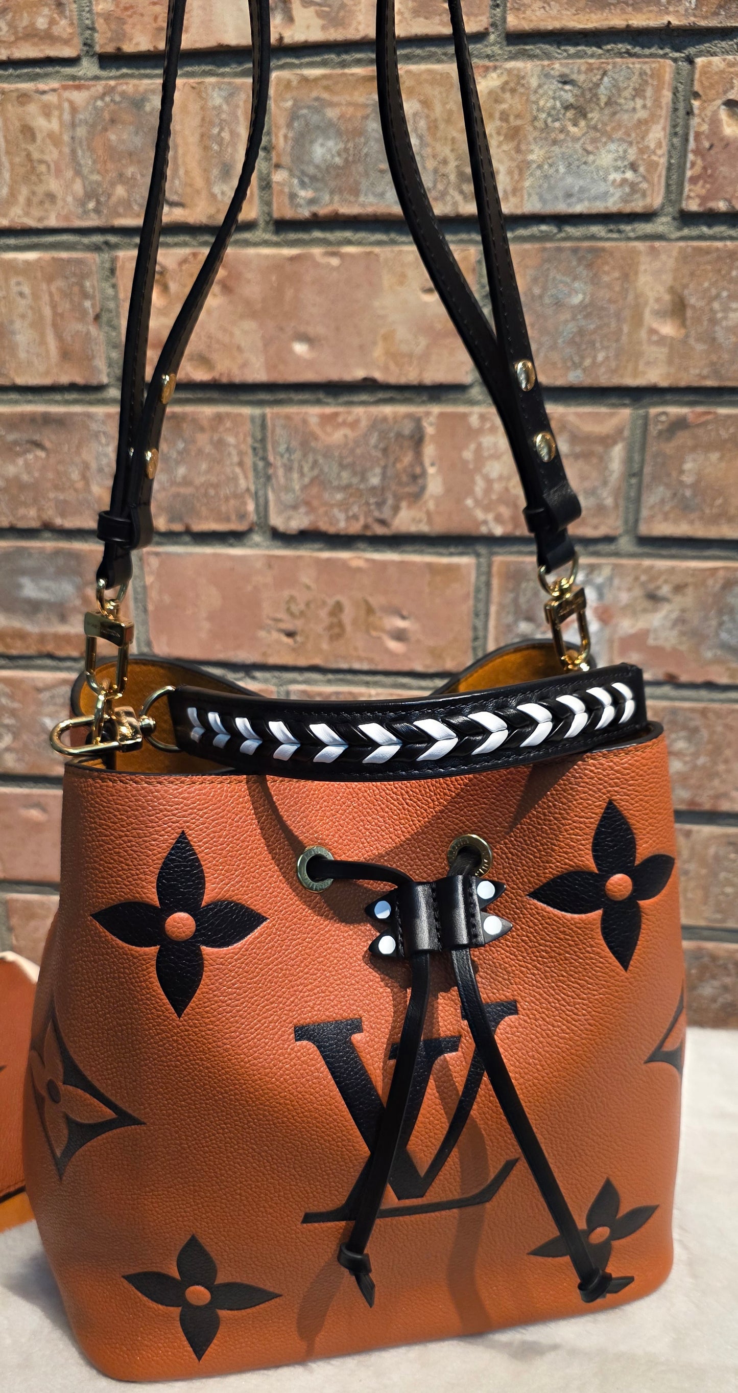 Authentic Louis Vuitton Crafty NeoNoe MM Giant Monogram in Caramel