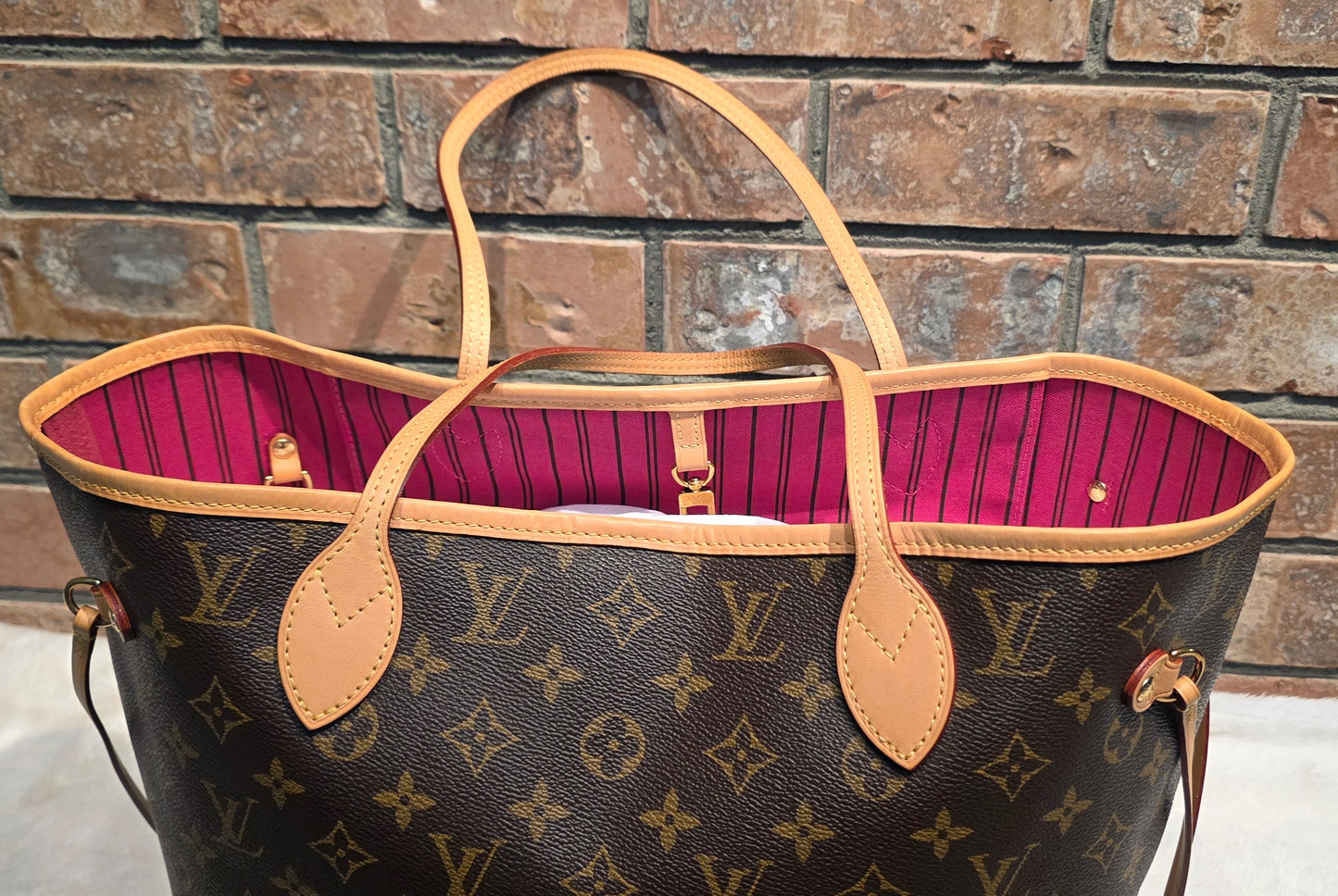 Authentic Louis Vuitton Neverfull MM (Pivoine Interior)