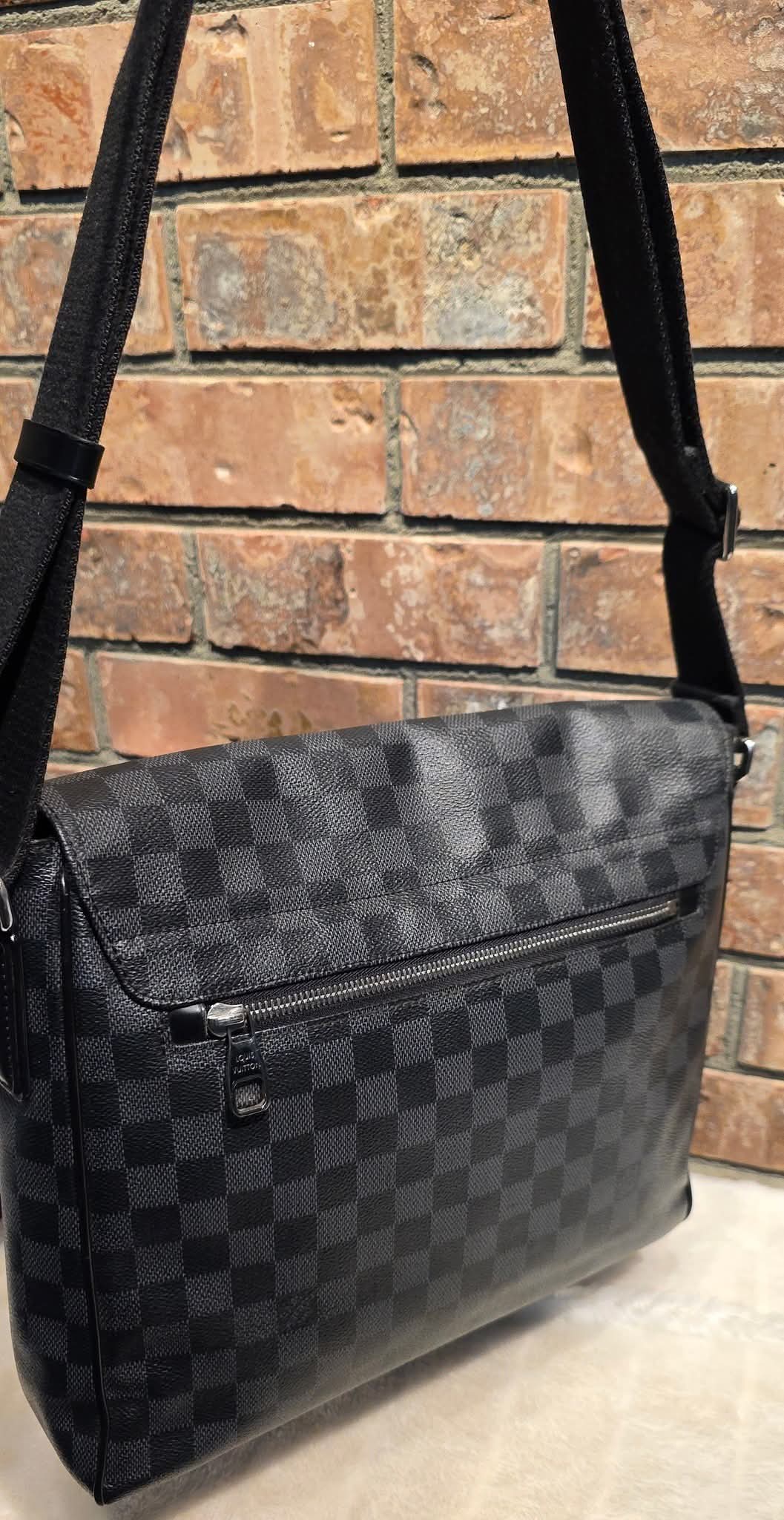Authentic Louis Vuitton District MM