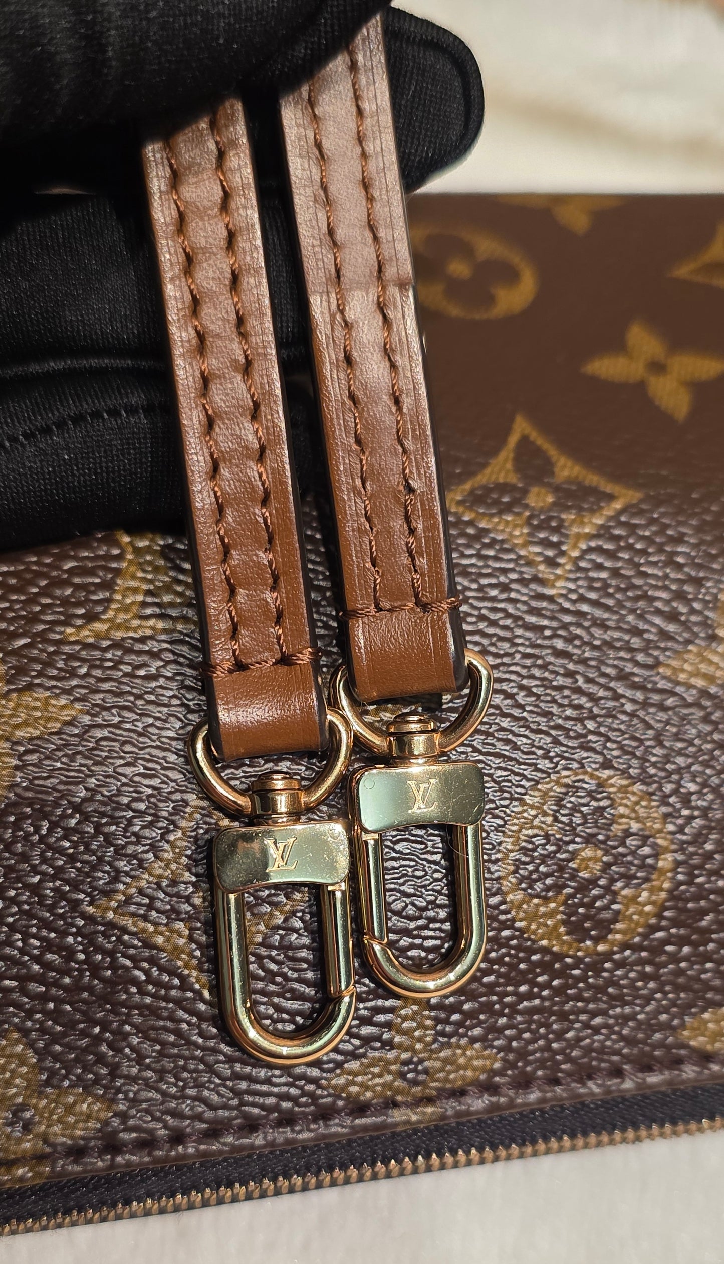 Authentic Louis Vuitton Pallas Clutch Noir