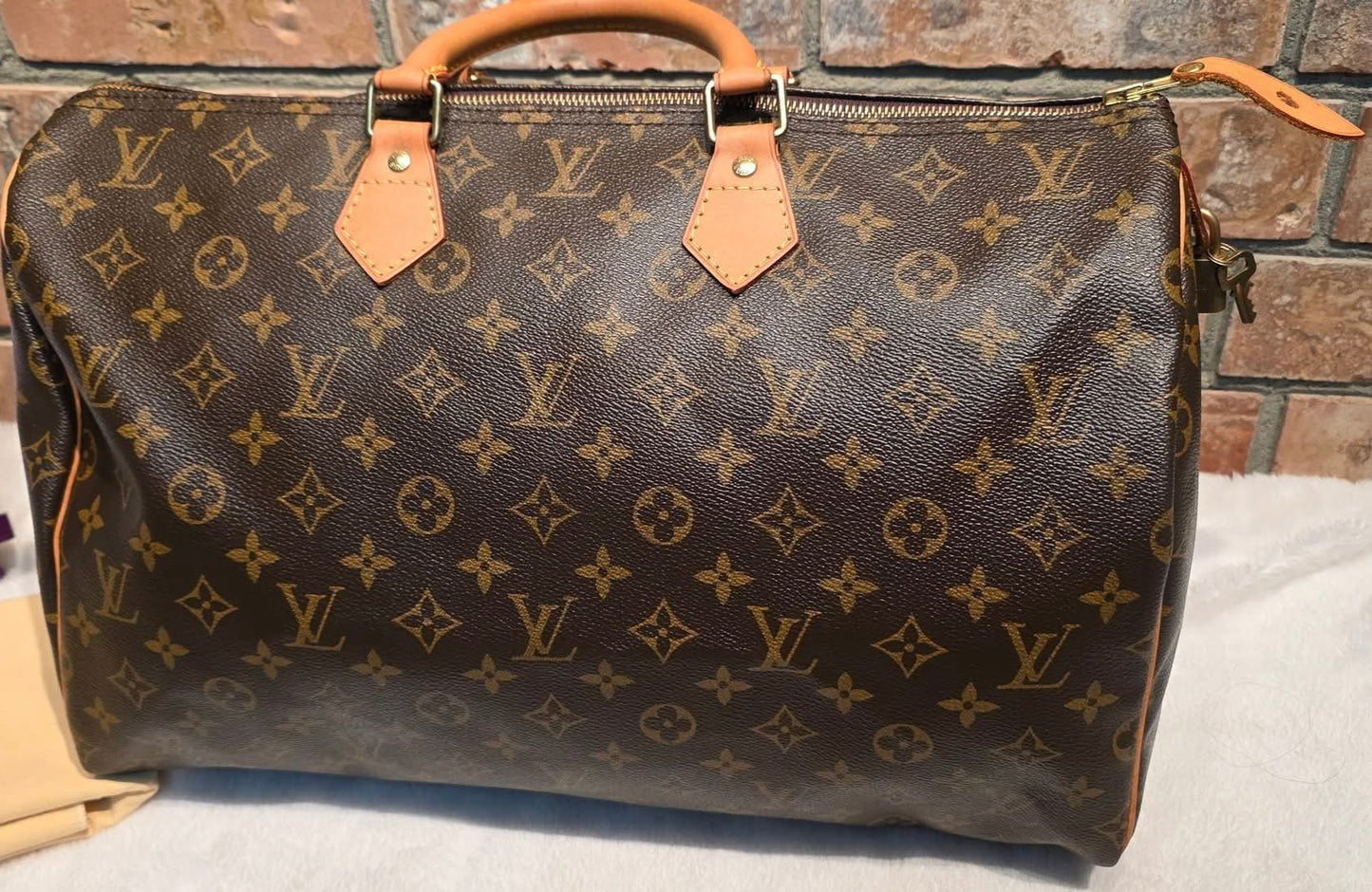 Authentic Louis Vuitton Speedy 40 Monogram