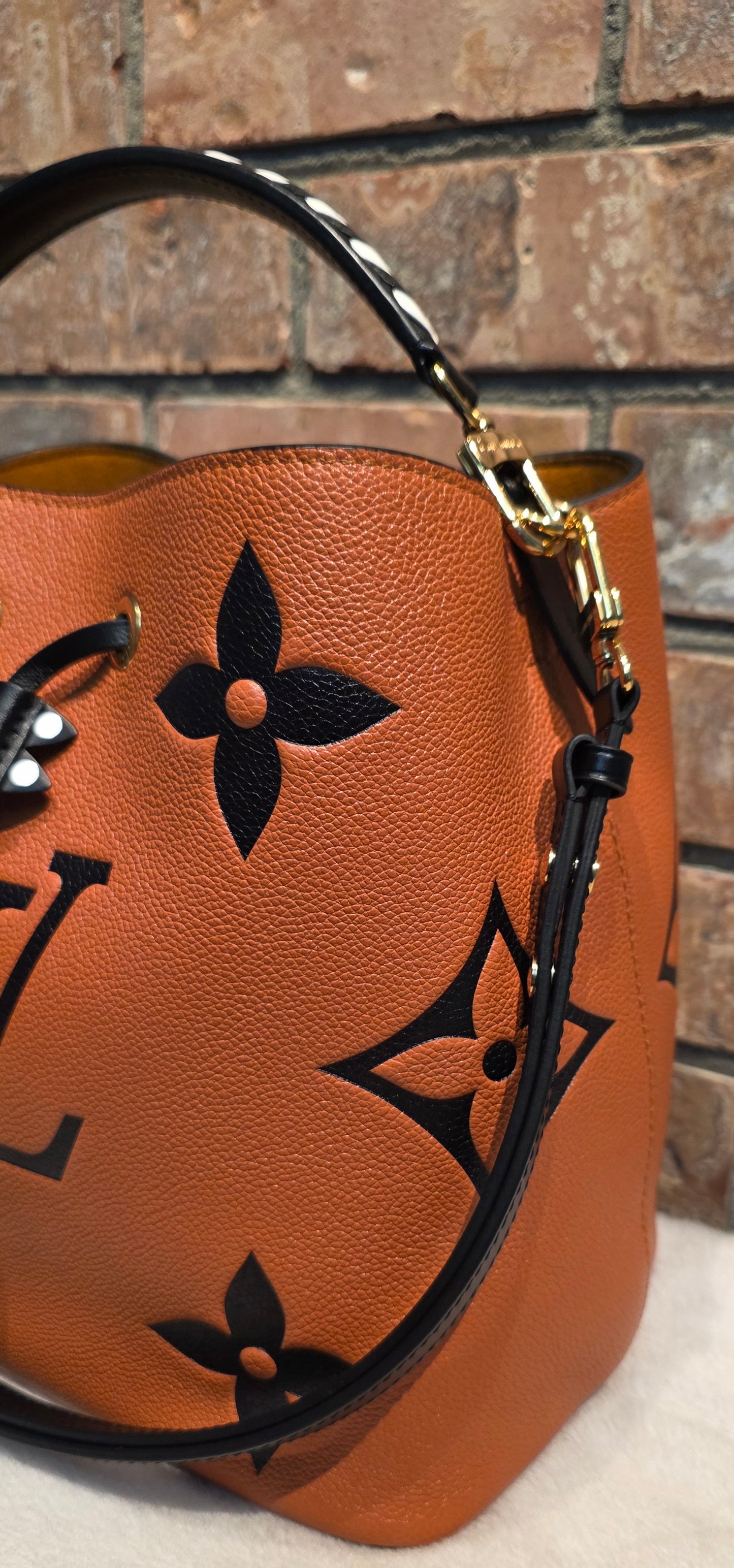 Authentic Louis Vuitton Crafty NeoNoe MM Giant Monogram in Caramel