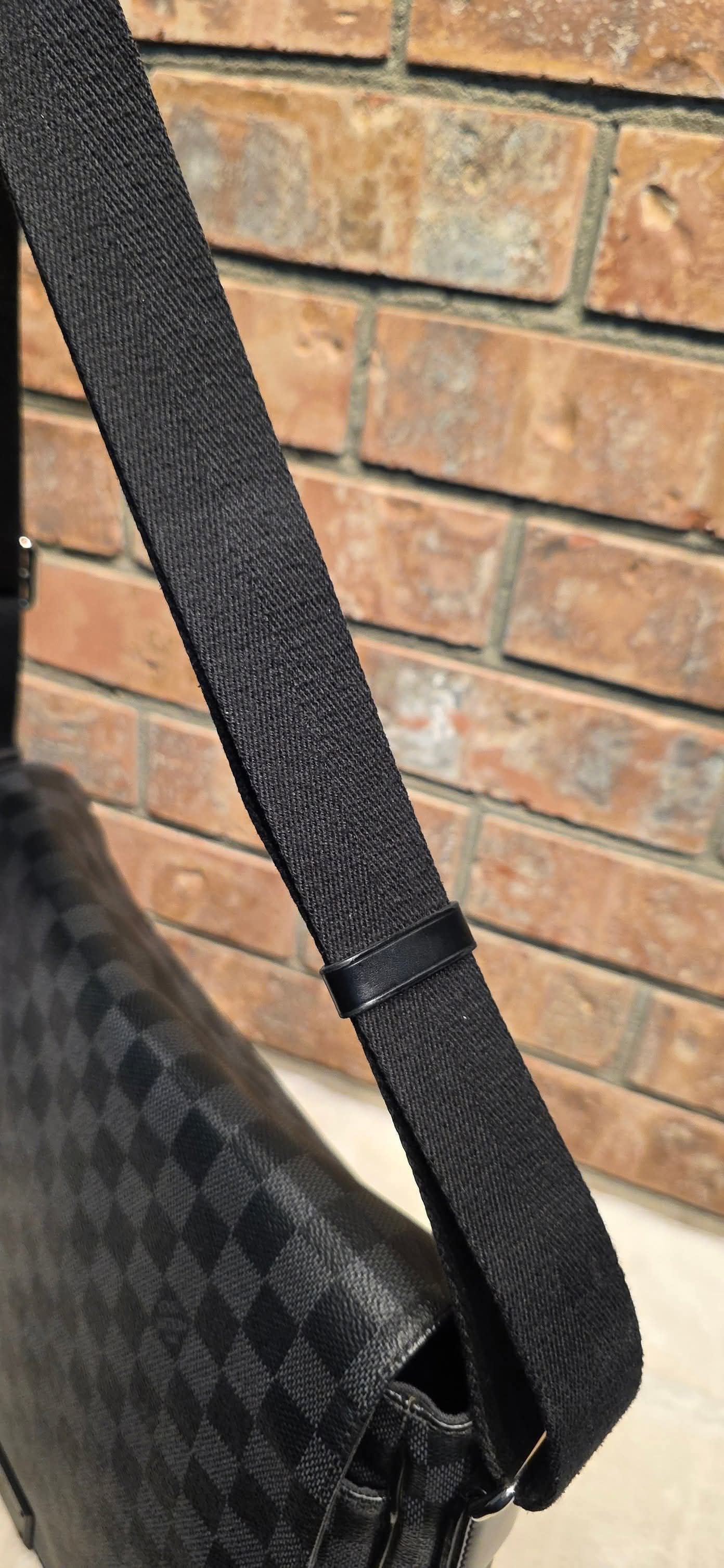 Authentic Louis Vuitton District MM