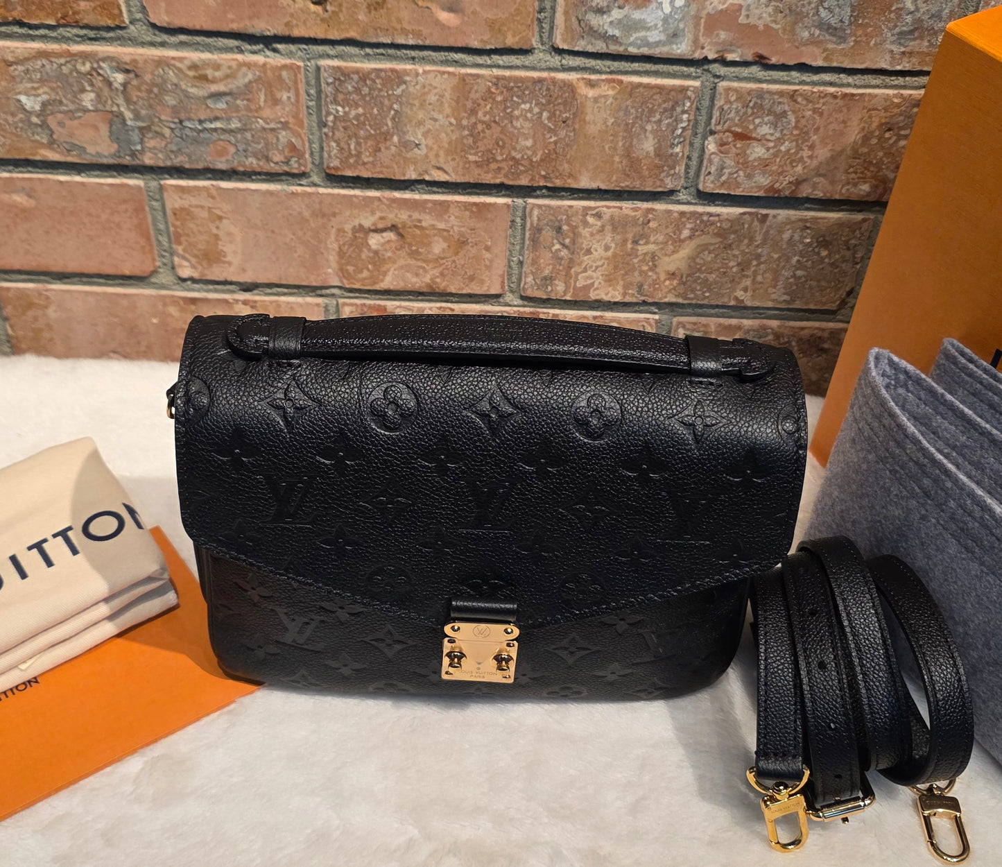 Authentic Louis Vuitton Pochette Metis Empreinte Noir