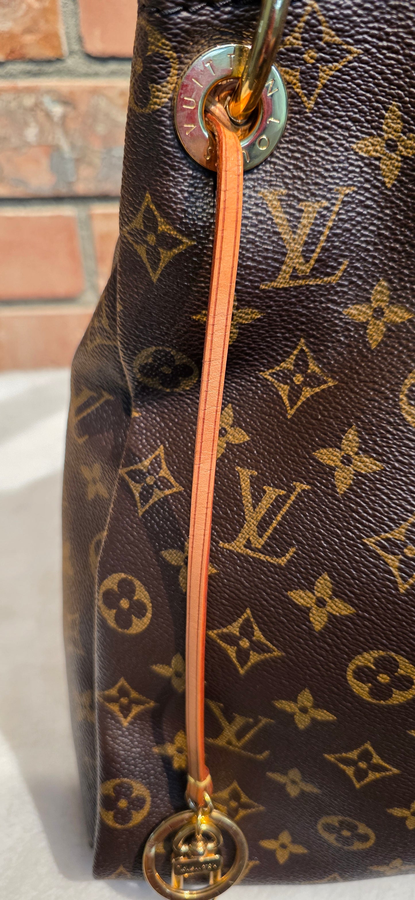 Authentic Louis Vuitton Artsy MM Monogram