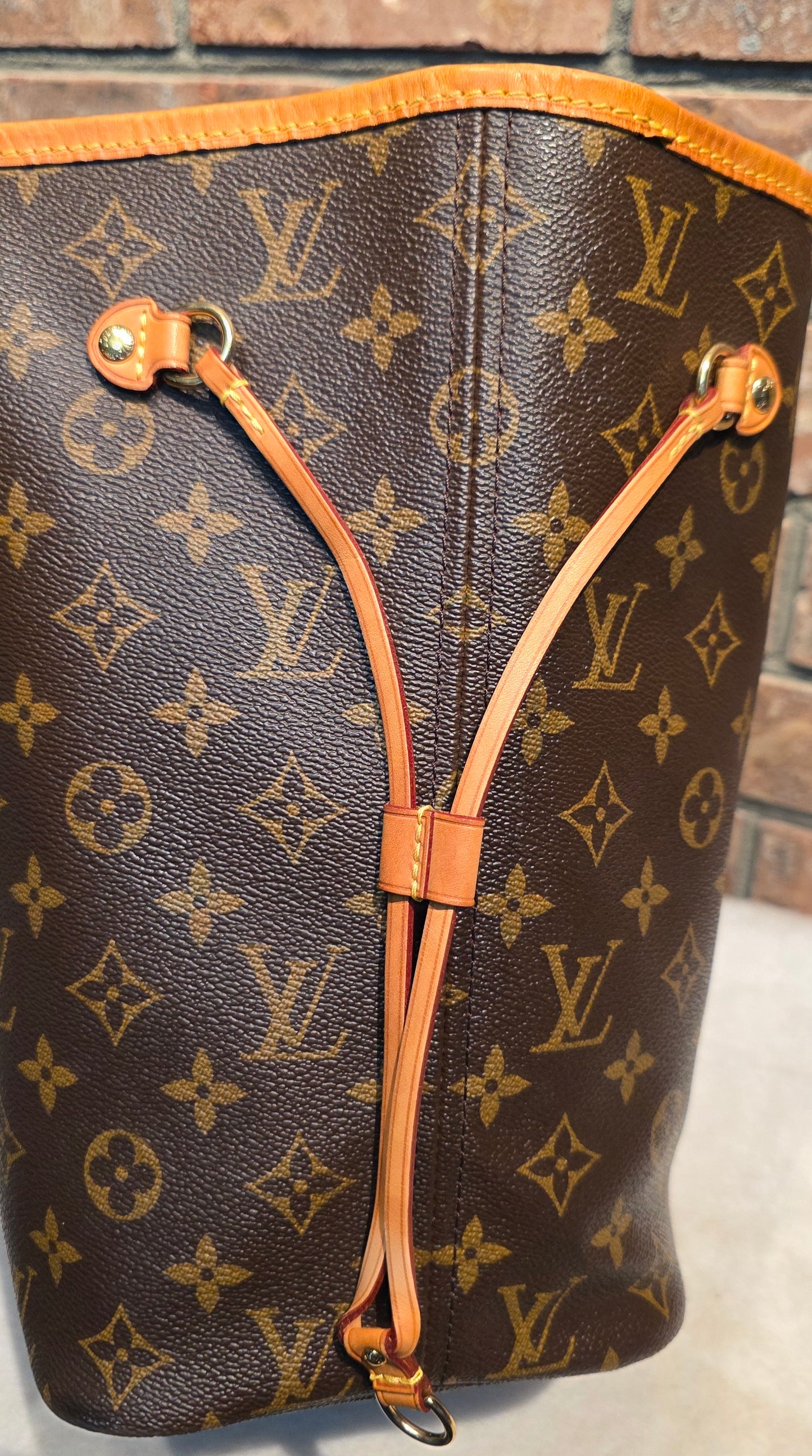 Authentic Neverfull MM Monogram Fuchsia Interior (BAG ONLY)