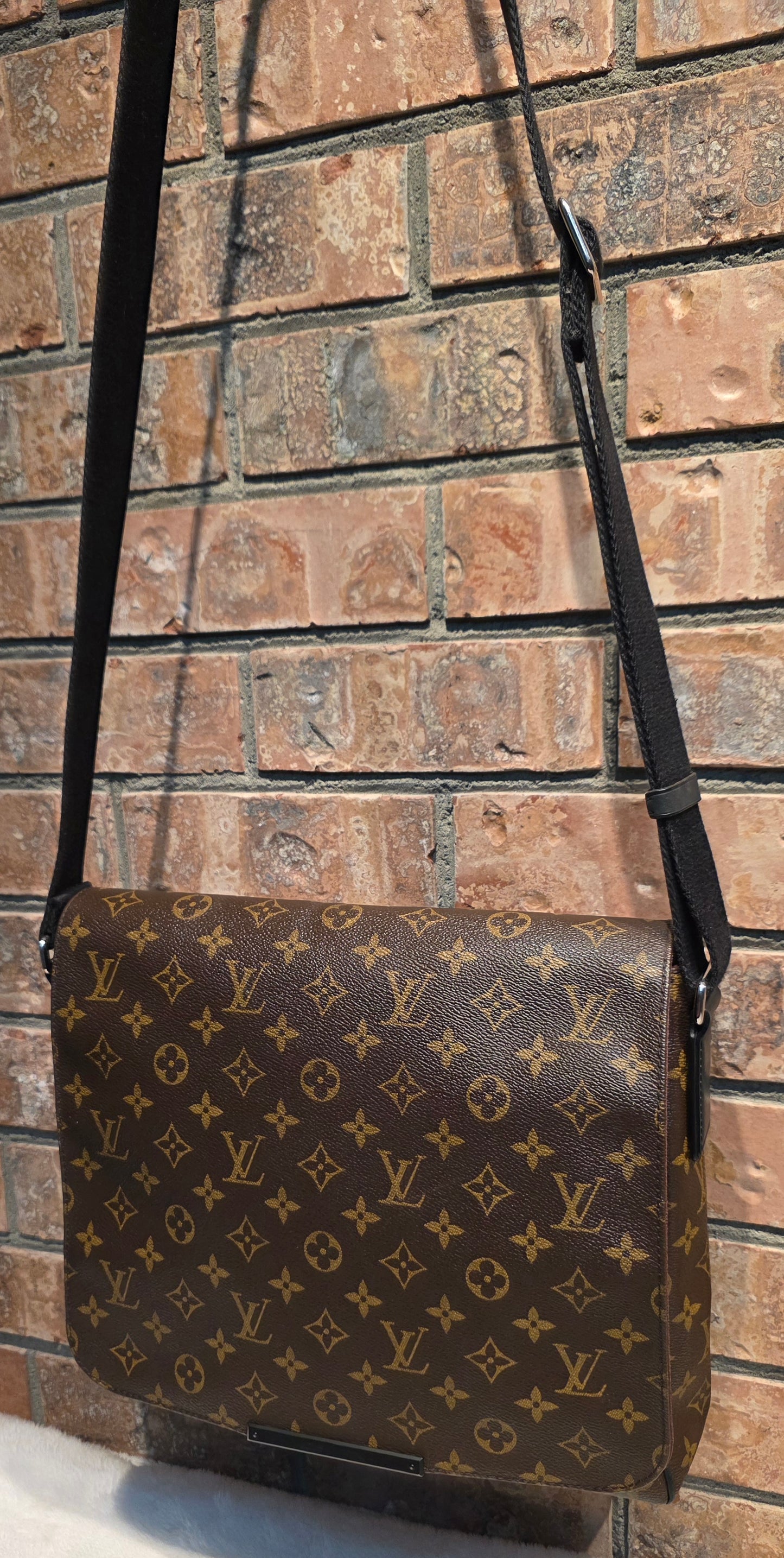 Authentic Louis Vuitton Monogram Macassar District MM