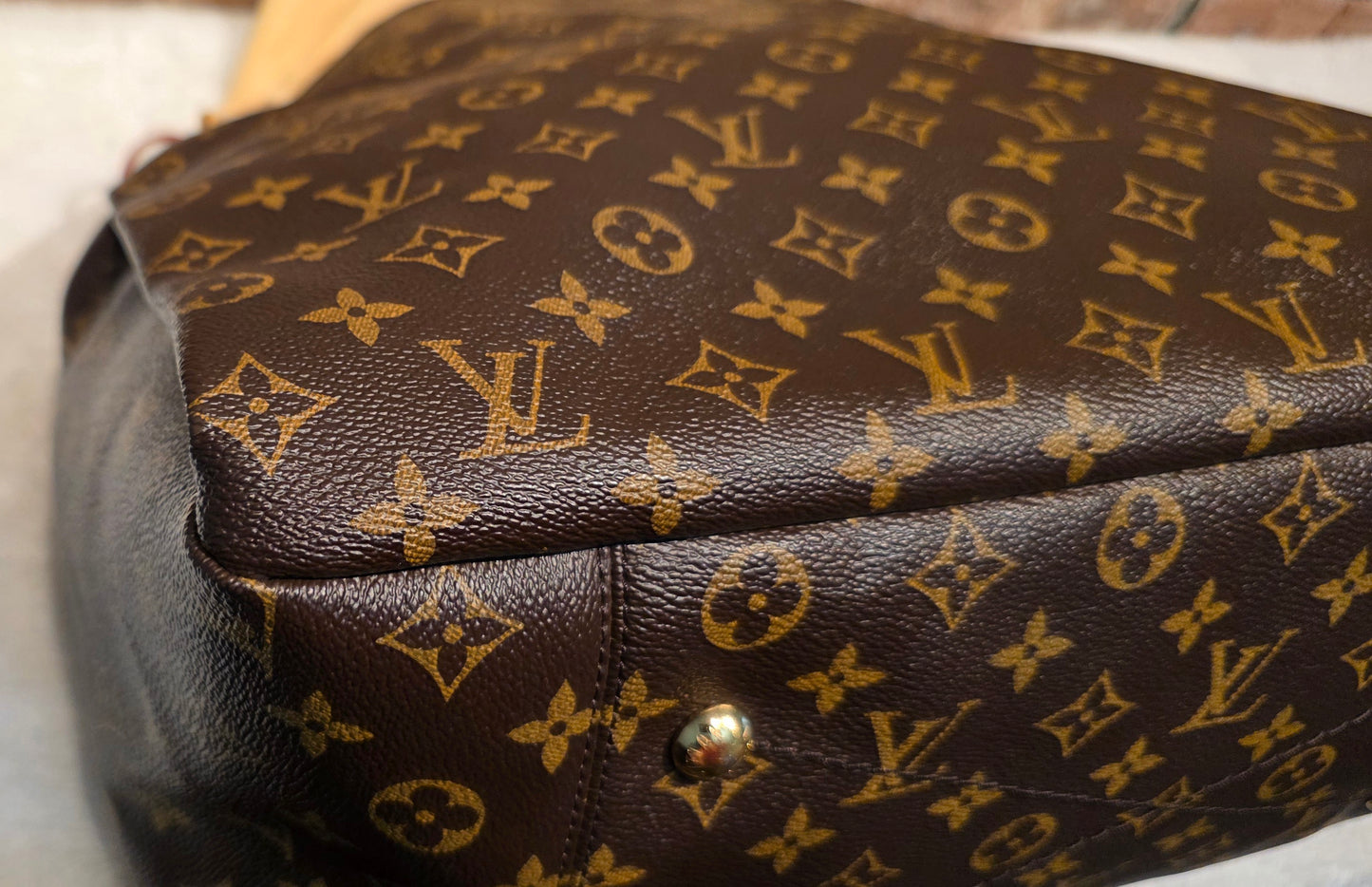 Authentic Louis Vuitton Artsy MM Monogram